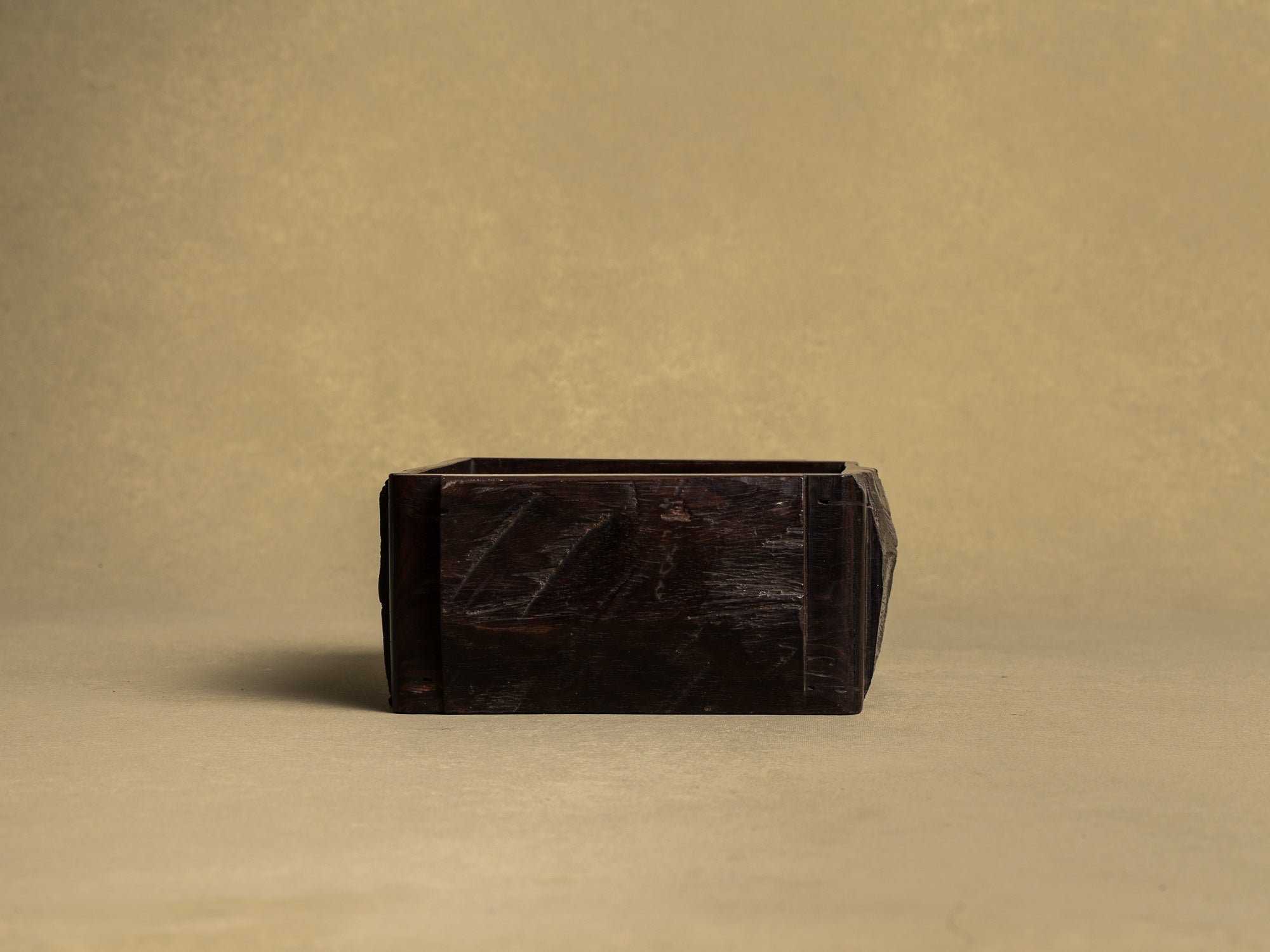 Coupe en bois de karaki pour la cérémonie du thé, Japon (vers 1880)..Bowl / Mingei karaki wood tray for tea ceremony, Japan (circa 1880)