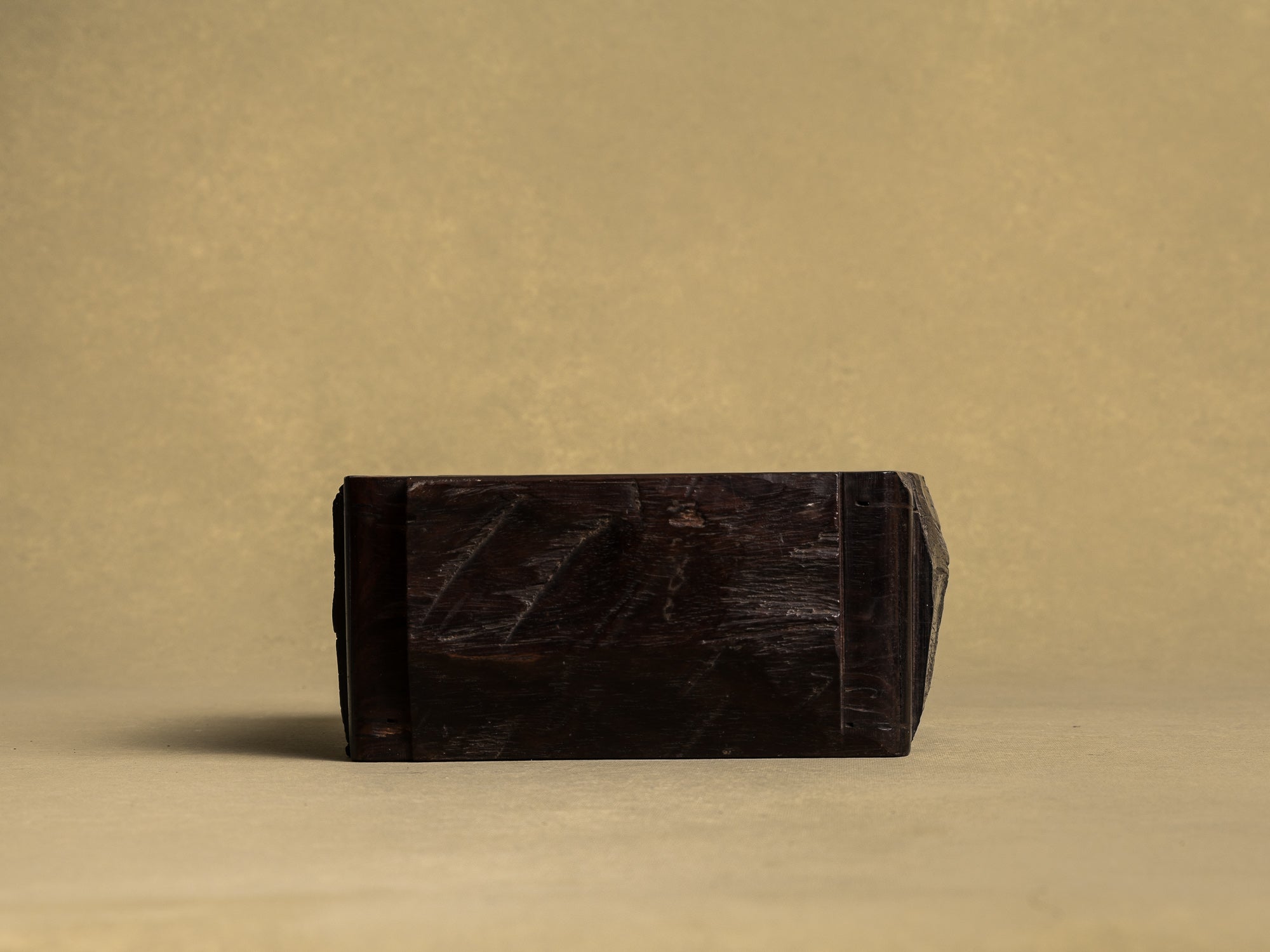 Coupe en bois de karaki pour la cérémonie du thé, Japon (vers 1880)..Bowl / Mingei karaki wood tray for tea ceremony, Japan (circa 1880)
