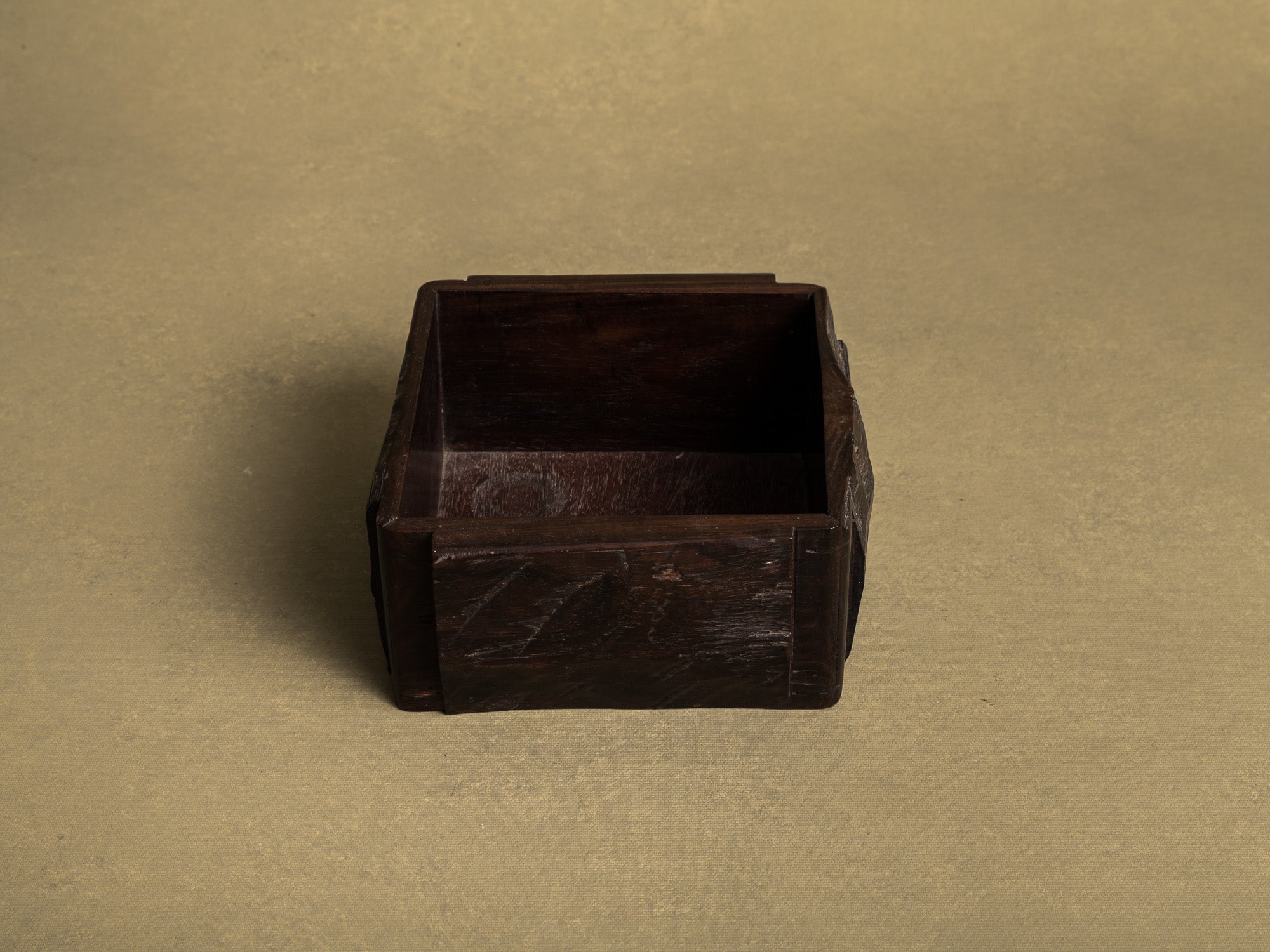 Coupe en bois de karaki pour la cérémonie du thé, Japon (vers 1880)..Bowl / Mingei karaki wood tray for tea ceremony, Japan (circa 1880)