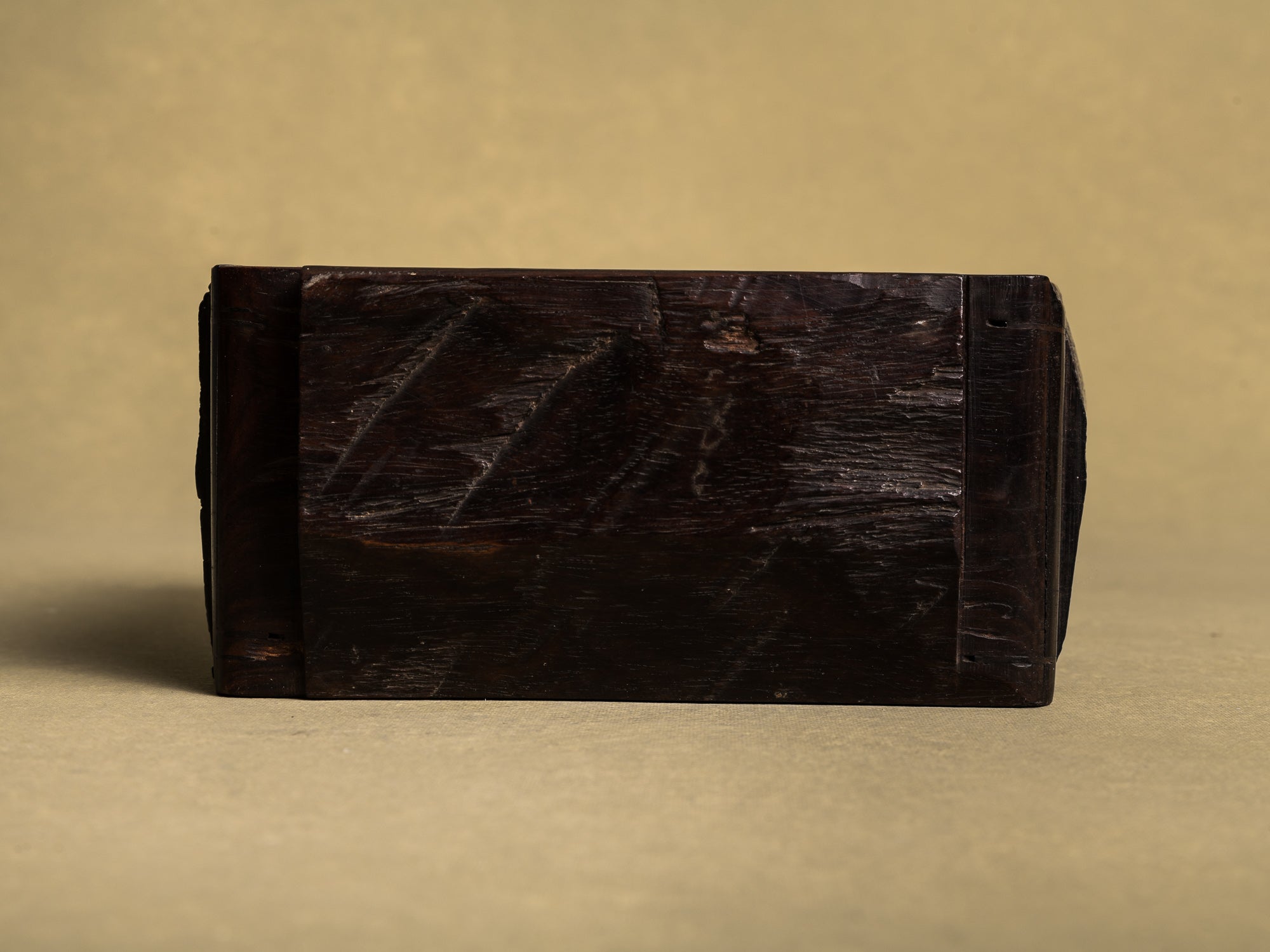 Coupe en bois de karaki pour la cérémonie du thé, Japon (vers 1880)..Bowl / Mingei karaki wood tray for tea ceremony, Japan (circa 1880)