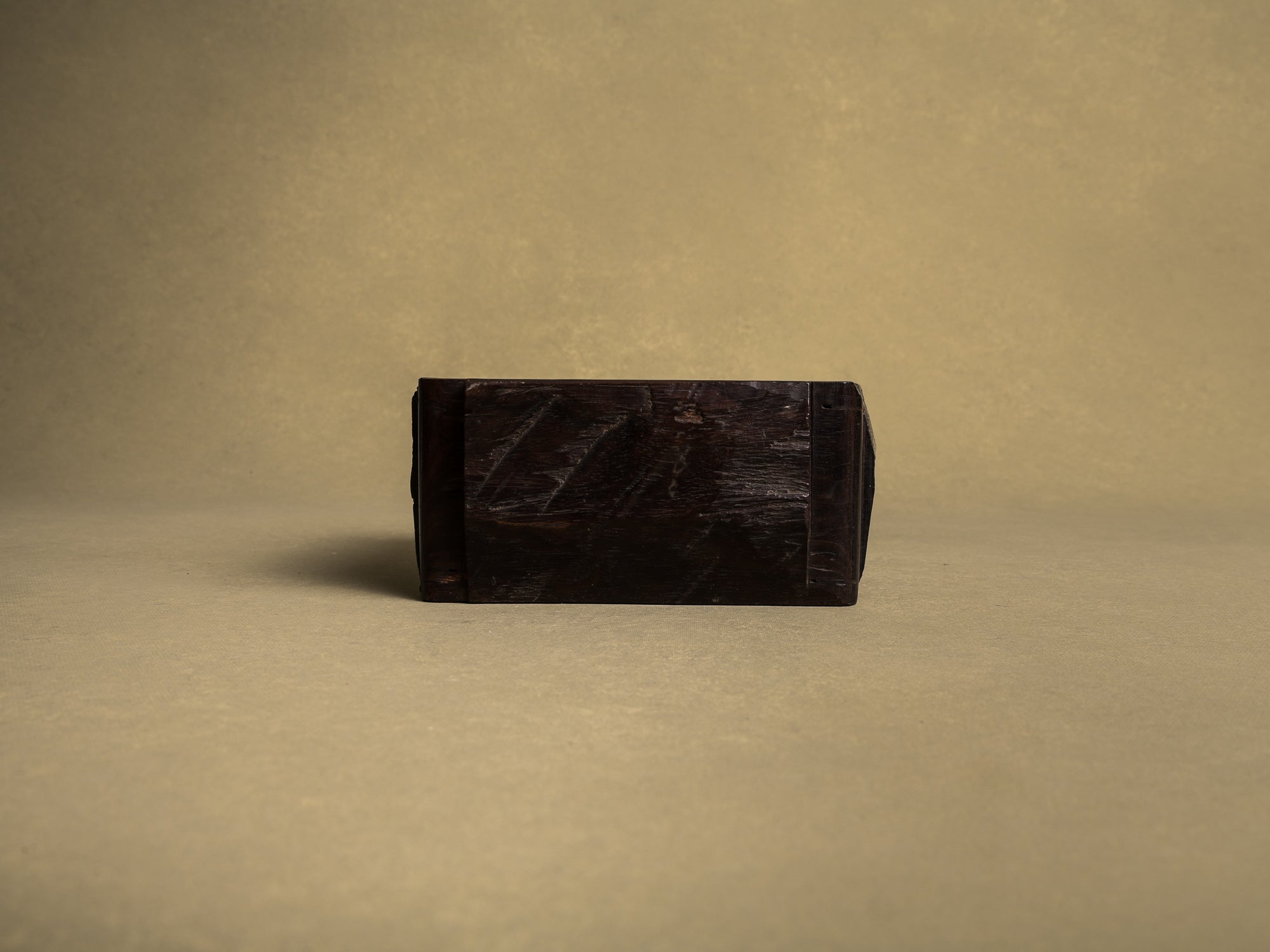 Coupe en bois de karaki pour la cérémonie du thé, Japon (vers 1880)..Bowl / Mingei karaki wood tray for tea ceremony, Japan (circa 1880)