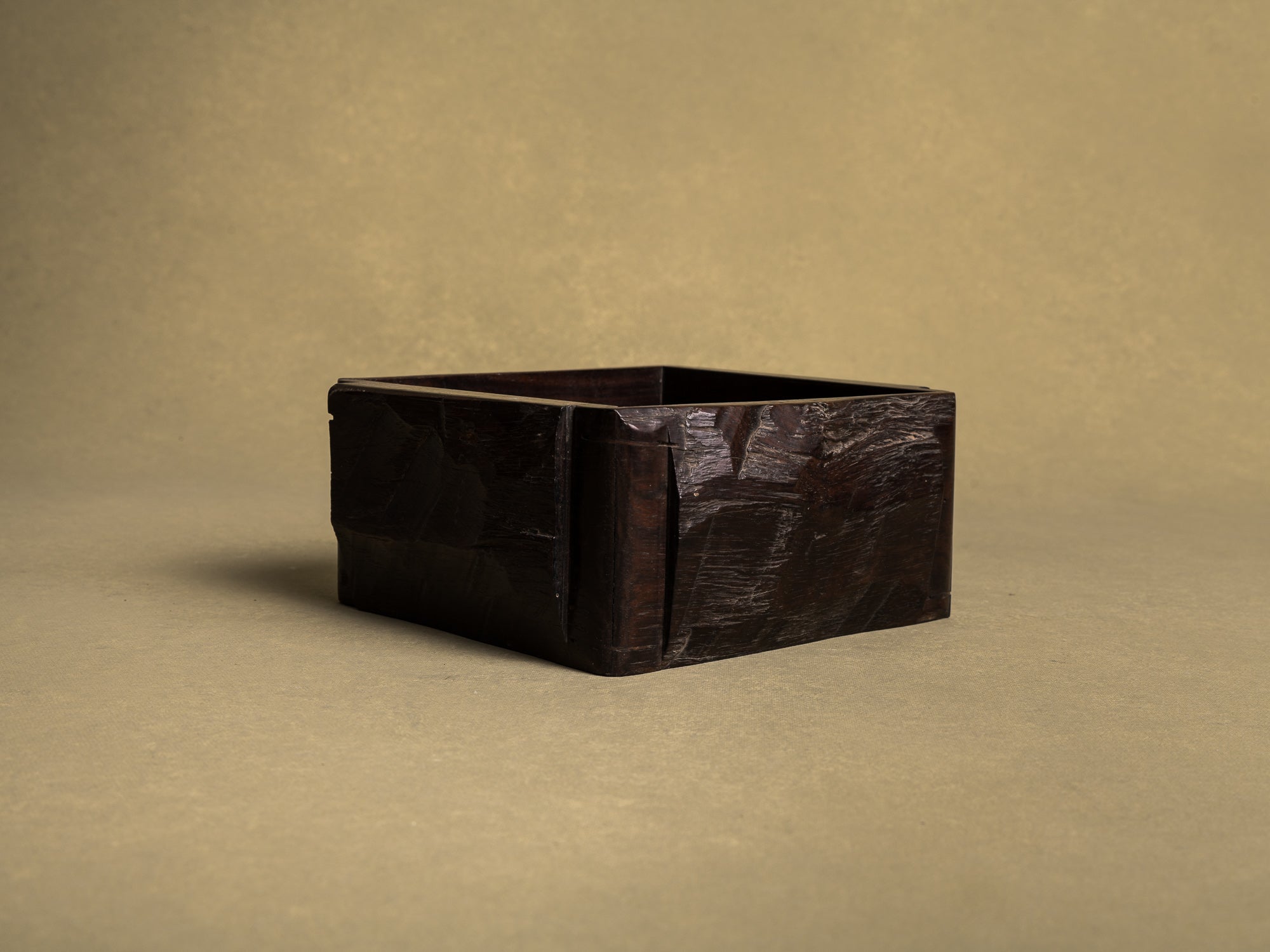 Coupe en bois de karaki pour la cérémonie du thé, Japon (vers 1880)..Bowl / Mingei karaki wood tray for tea ceremony, Japan (circa 1880)