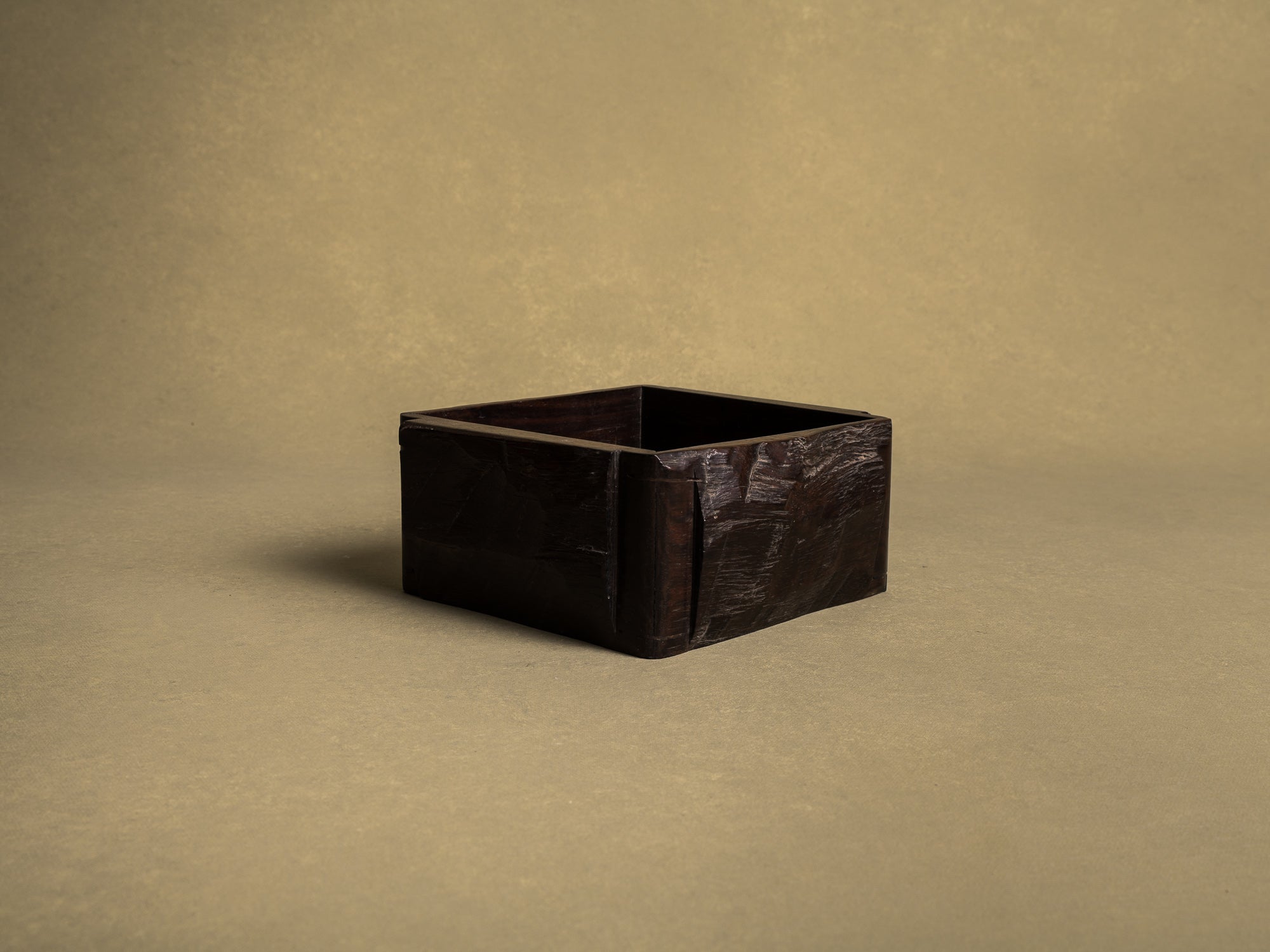 Coupe en bois de karaki pour la cérémonie du thé, Japon (vers 1880)..Bowl / Mingei karaki wood tray for tea ceremony, Japan (circa 1880)