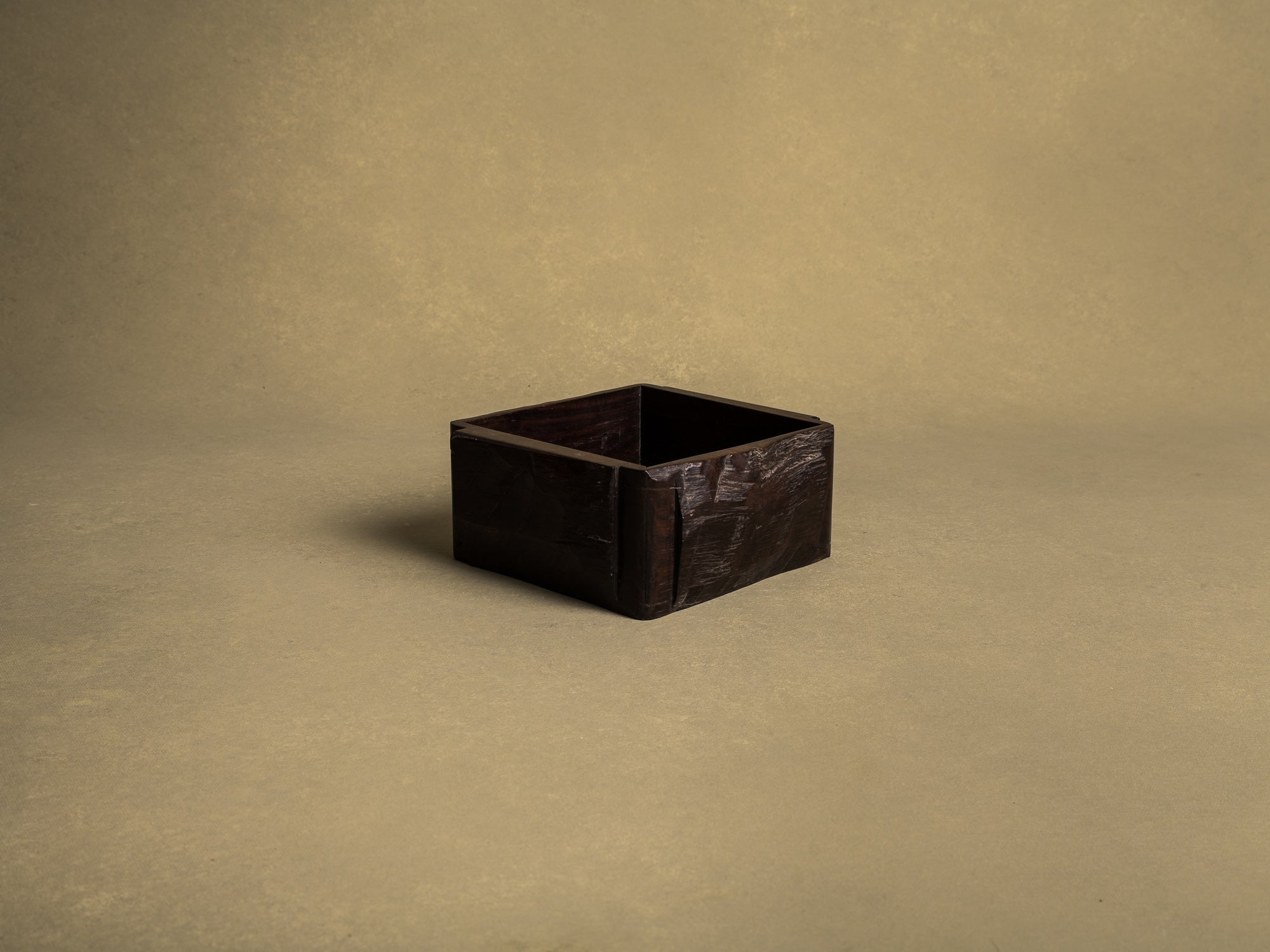 Coupe en bois de karaki pour la cérémonie du thé, Japon (vers 1880)..Bowl / Mingei karaki wood tray for tea ceremony, Japan (circa 1880)