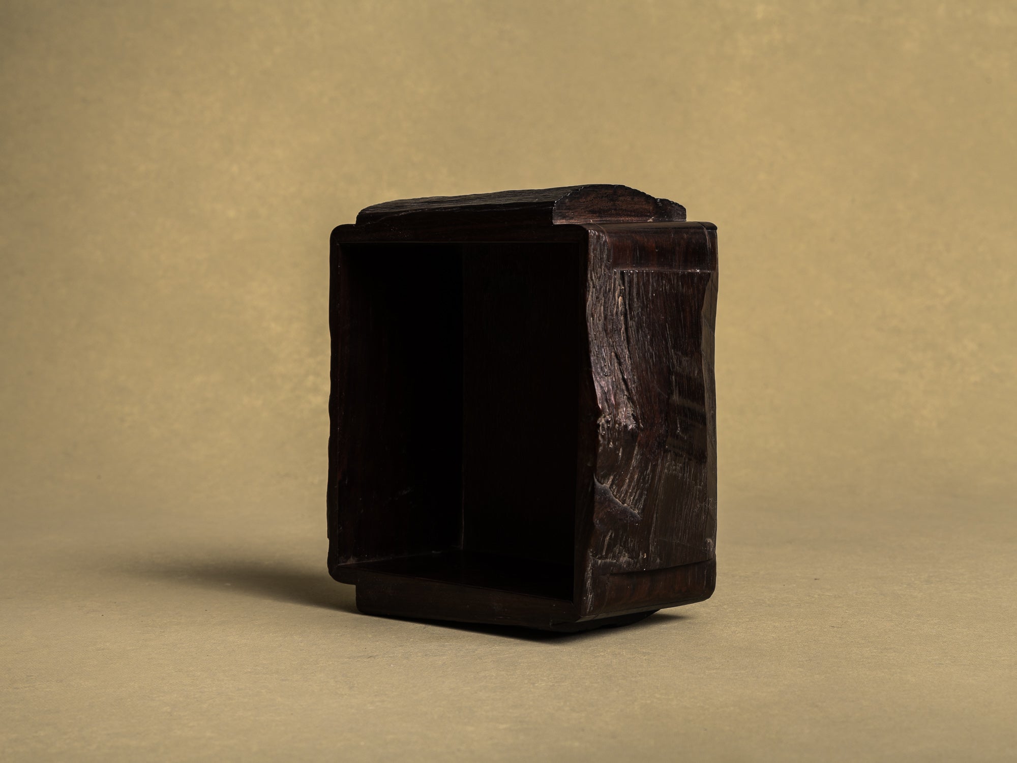 Coupe en bois de karaki pour la cérémonie du thé, Japon (vers 1880)..Bowl / Mingei karaki wood tray for tea ceremony, Japan (circa 1880)