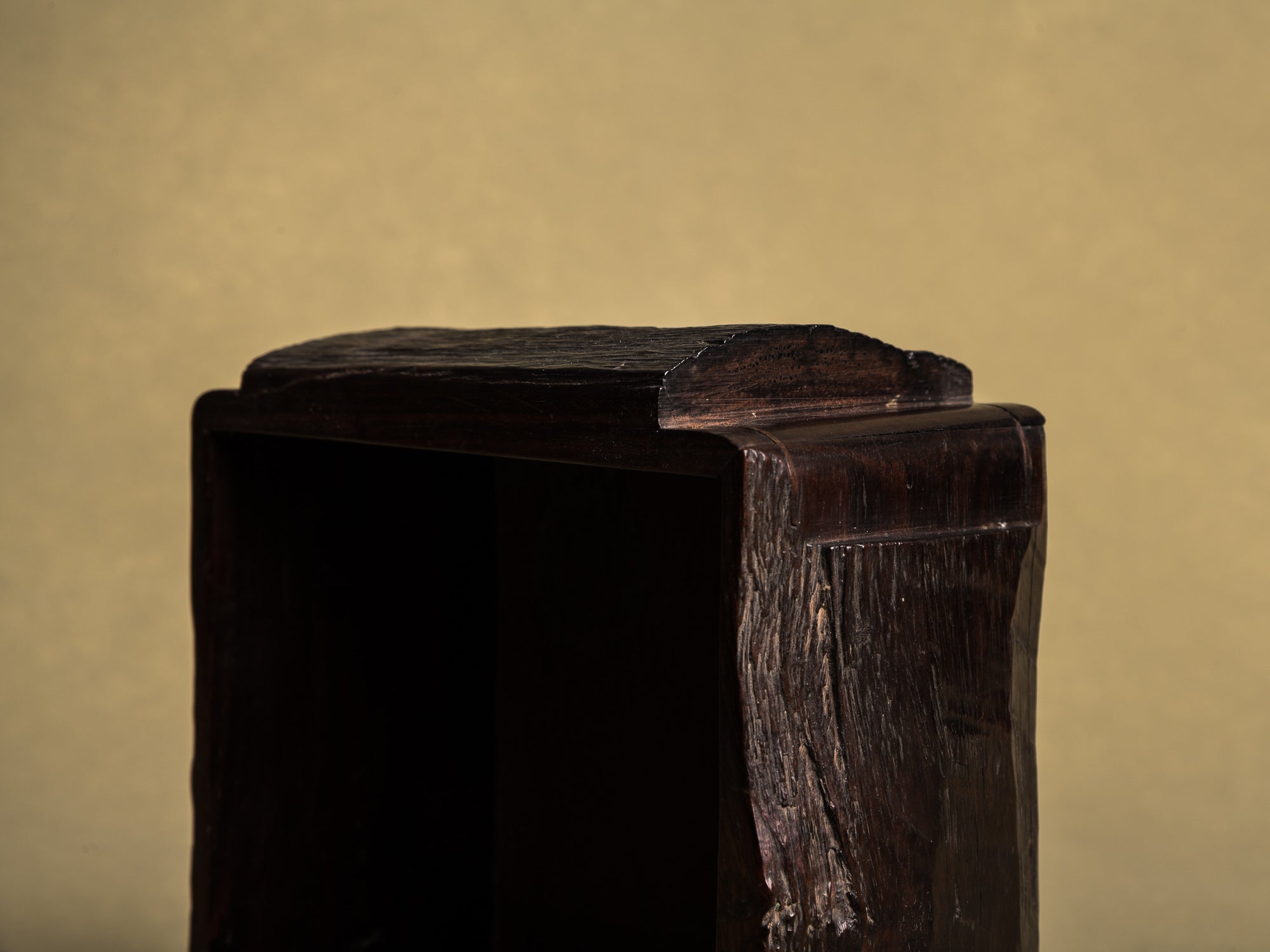 Coupe en bois de karaki pour la cérémonie du thé, Japon (vers 1880)..Bowl / Mingei karaki wood tray for tea ceremony, Japan (circa 1880)