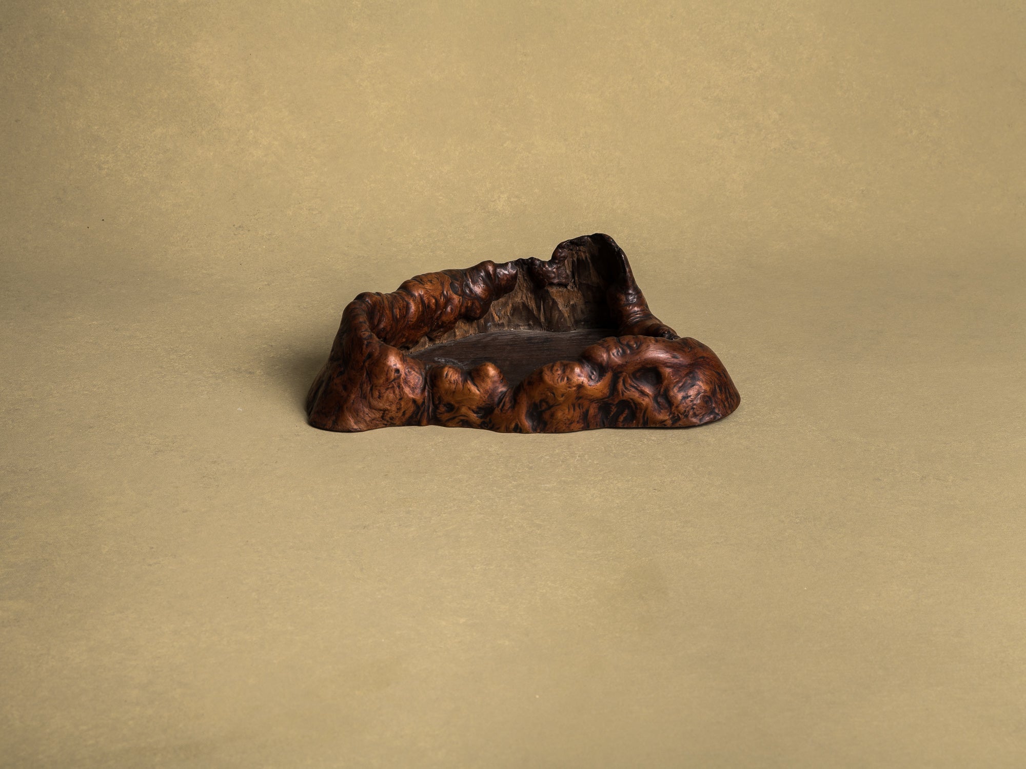 Coupe hibachi / tabakobon en bois de Keyaki pour la cérémonie du thé, Japon (vers 1850-80)..Keyaki burl wood hibachi / tabakobon for tea ceremony, Japan (circa 1850-80)