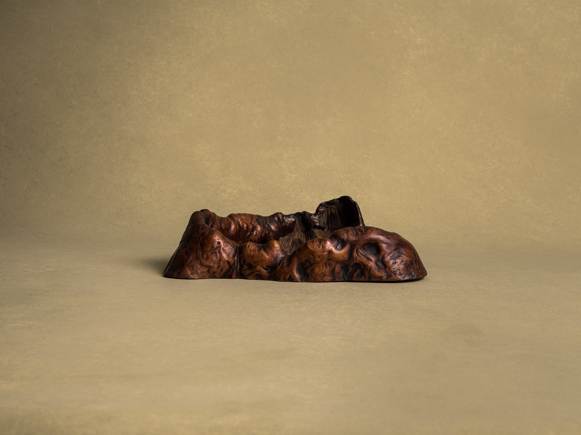 Coupe hibachi / tabakobon en bois de Keyaki pour la cérémonie du thé, Japon (vers 1850-80)..Keyaki burl wood hibachi / tabakobon for tea ceremony, Japan (circa 1850-80)