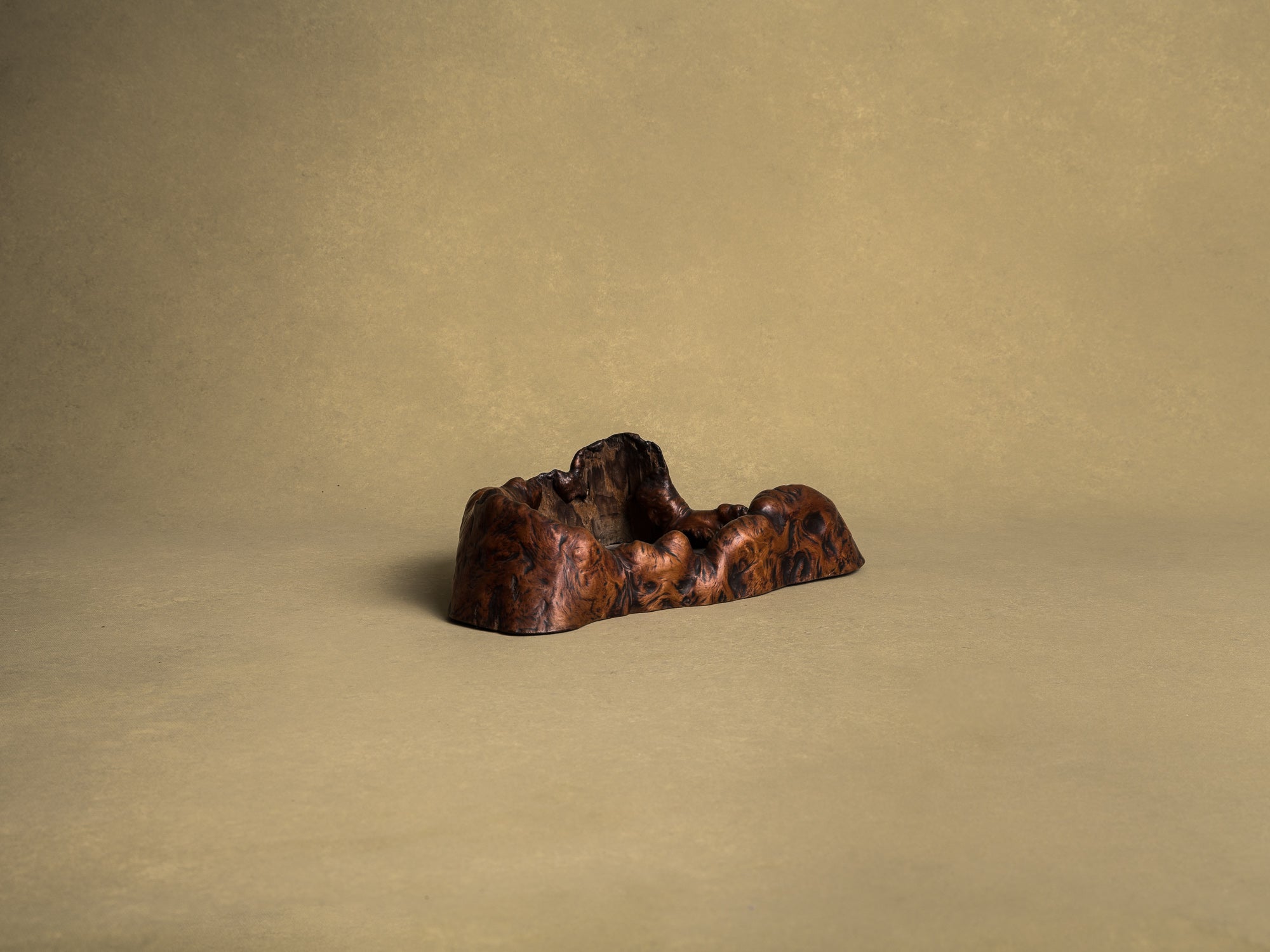 Coupe hibachi / tabakobon en bois de Keyaki pour la cérémonie du thé, Japon (vers 1850-80)..Keyaki burl wood hibachi / tabakobon for tea ceremony, Japan (circa 1850-80)