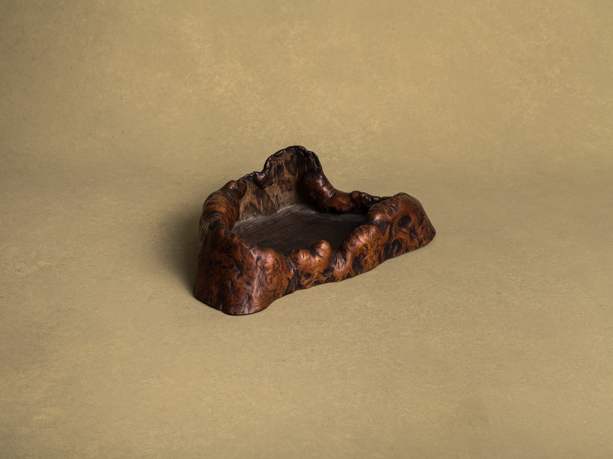 Coupe hibachi / tabakobon en bois de Keyaki pour la cérémonie du thé, Japon (vers 1850-80)..Keyaki burl wood hibachi / tabakobon for tea ceremony, Japan (circa 1850-80)