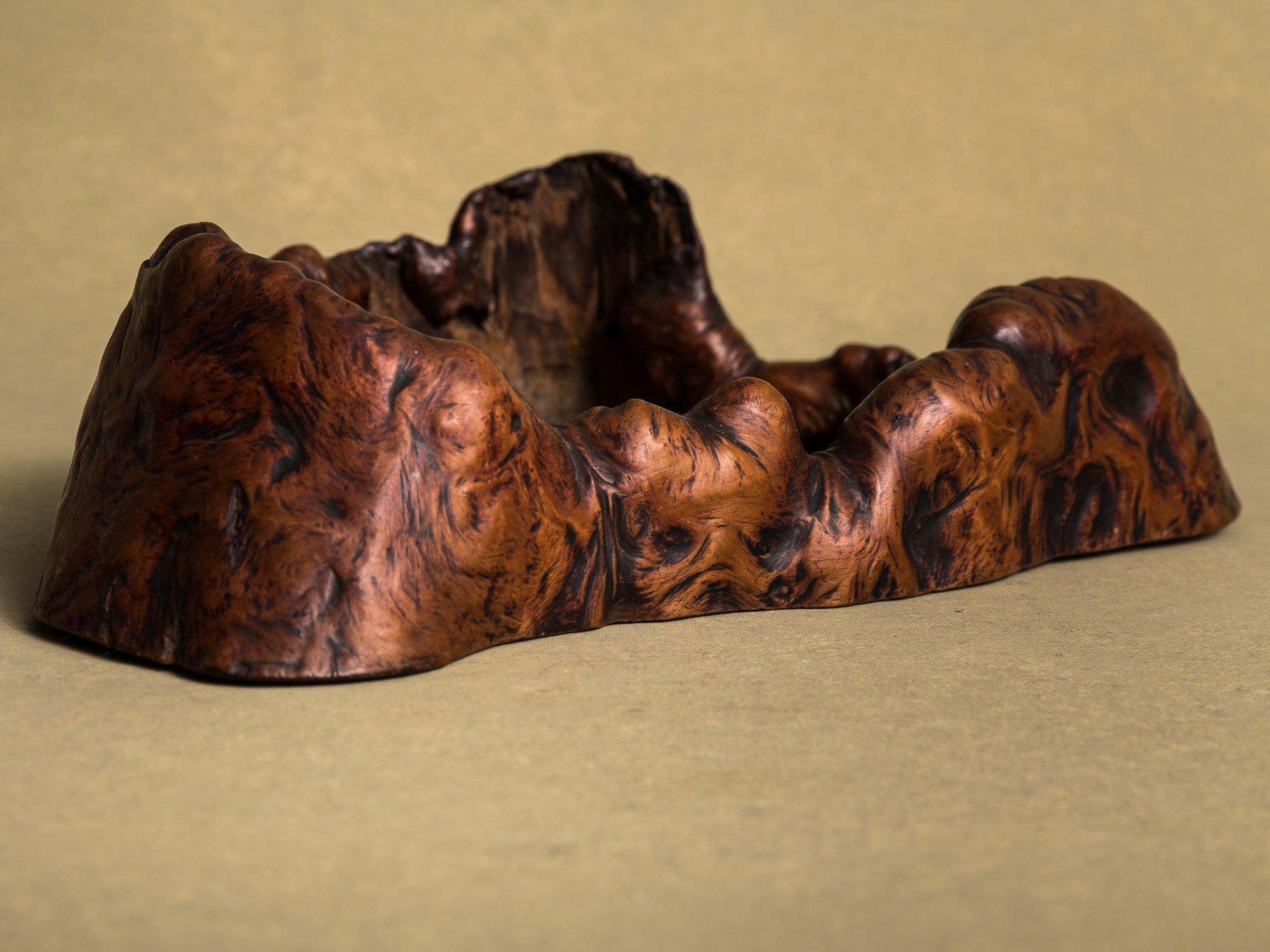 Coupe hibachi / tabakobon en bois de Keyaki pour la cérémonie du thé, Japon (vers 1850-80)..Keyaki burl wood hibachi / tabakobon for tea ceremony, Japan (circa 1850-80)
