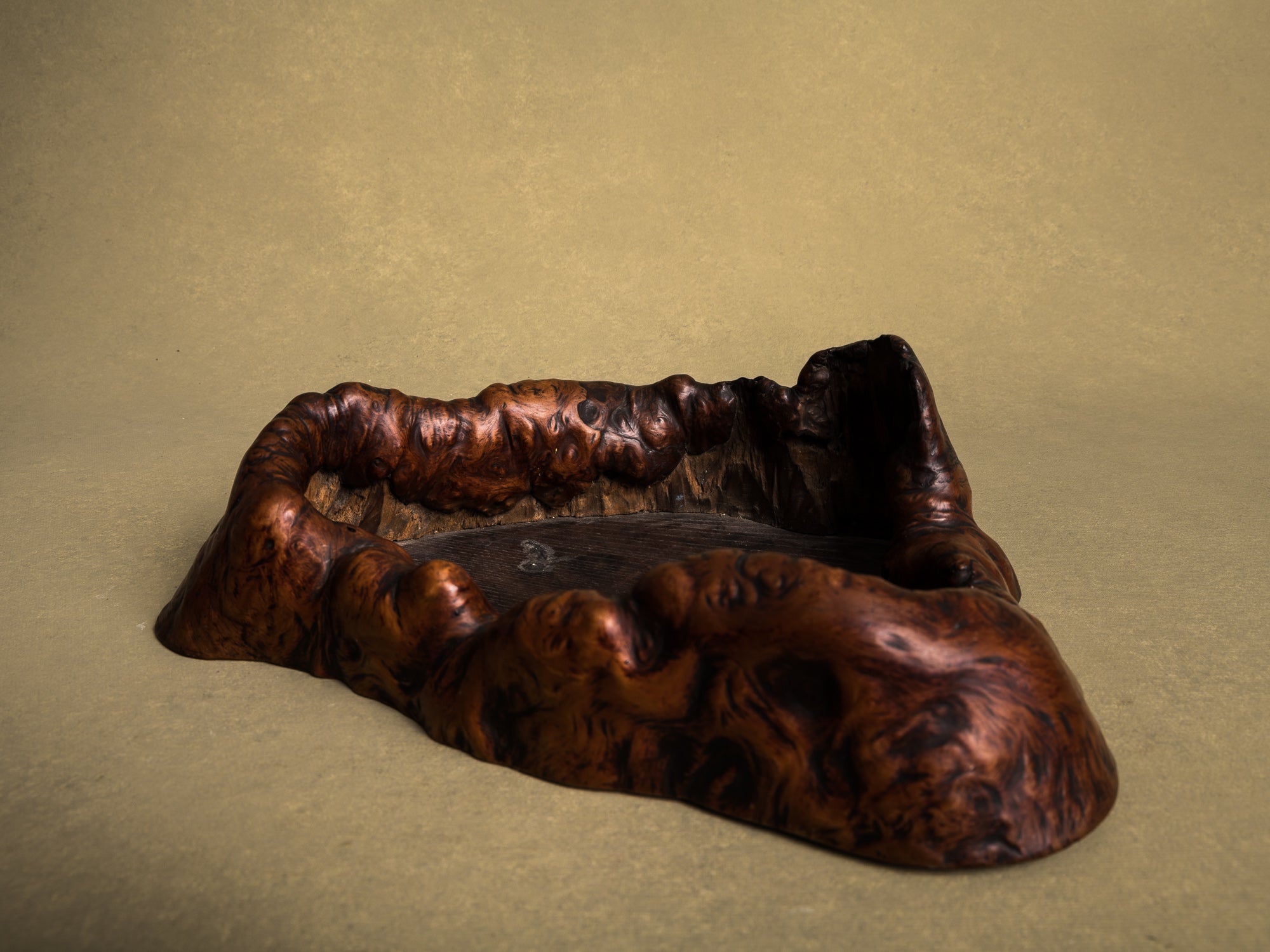 Coupe hibachi / tabakobon en bois de Keyaki pour la cérémonie du thé, Japon (vers 1850-80)..Keyaki burl wood hibachi / tabakobon for tea ceremony, Japan (circa 1850-80)