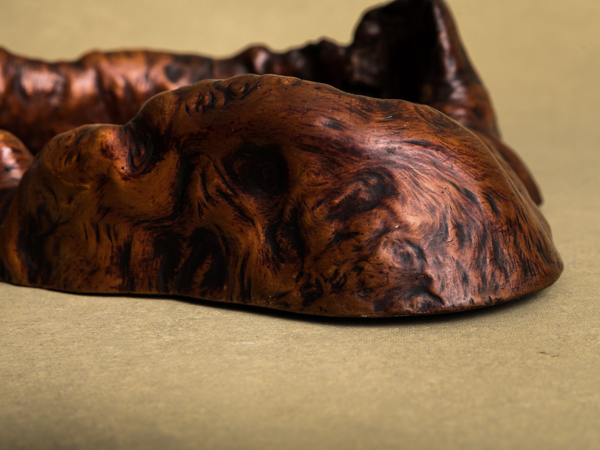 Coupe hibachi / tabakobon en bois de Keyaki pour la cérémonie du thé, Japon (vers 1850-80)..Keyaki burl wood hibachi / tabakobon for tea ceremony, Japan (circa 1850-80)