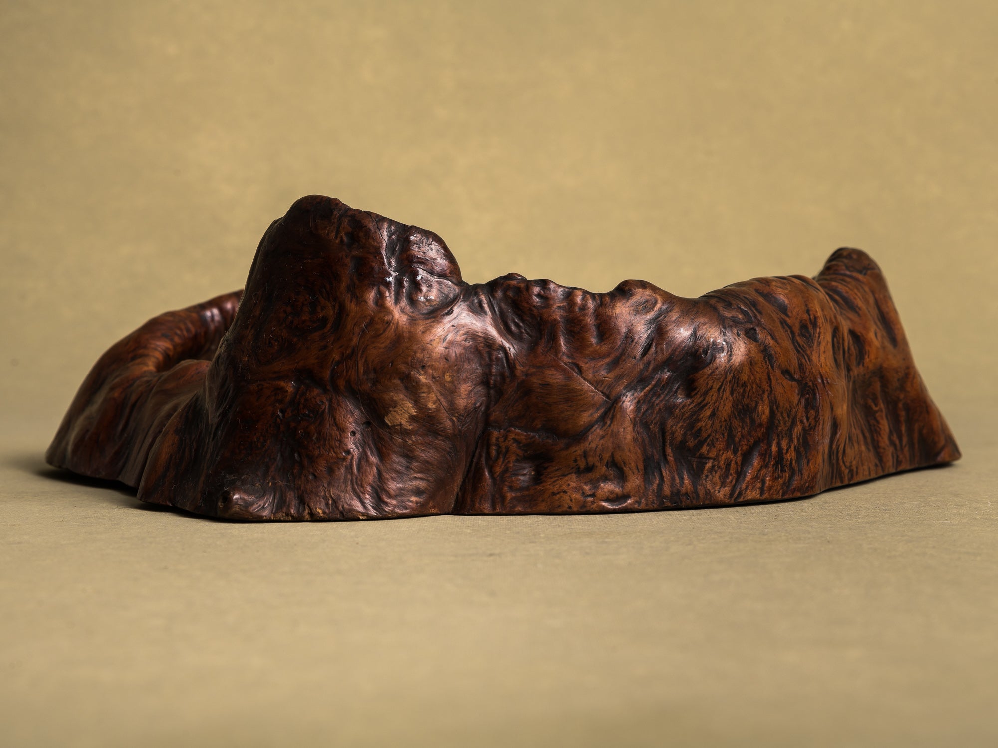 Coupe hibachi / tabakobon en bois de Keyaki pour la cérémonie du thé, Japon (vers 1850-80)..Keyaki burl wood hibachi / tabakobon for tea ceremony, Japan (circa 1850-80)