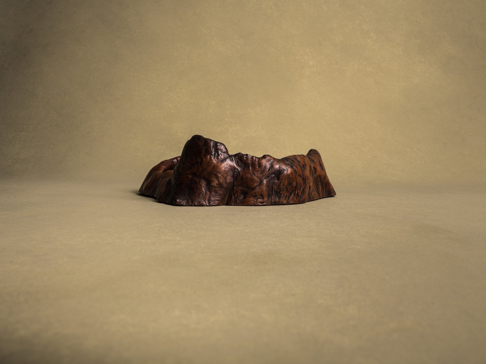Coupe hibachi / tabakobon en bois de Keyaki pour la cérémonie du thé, Japon (vers 1850-80)..Keyaki burl wood hibachi / tabakobon for tea ceremony, Japan (circa 1850-80)