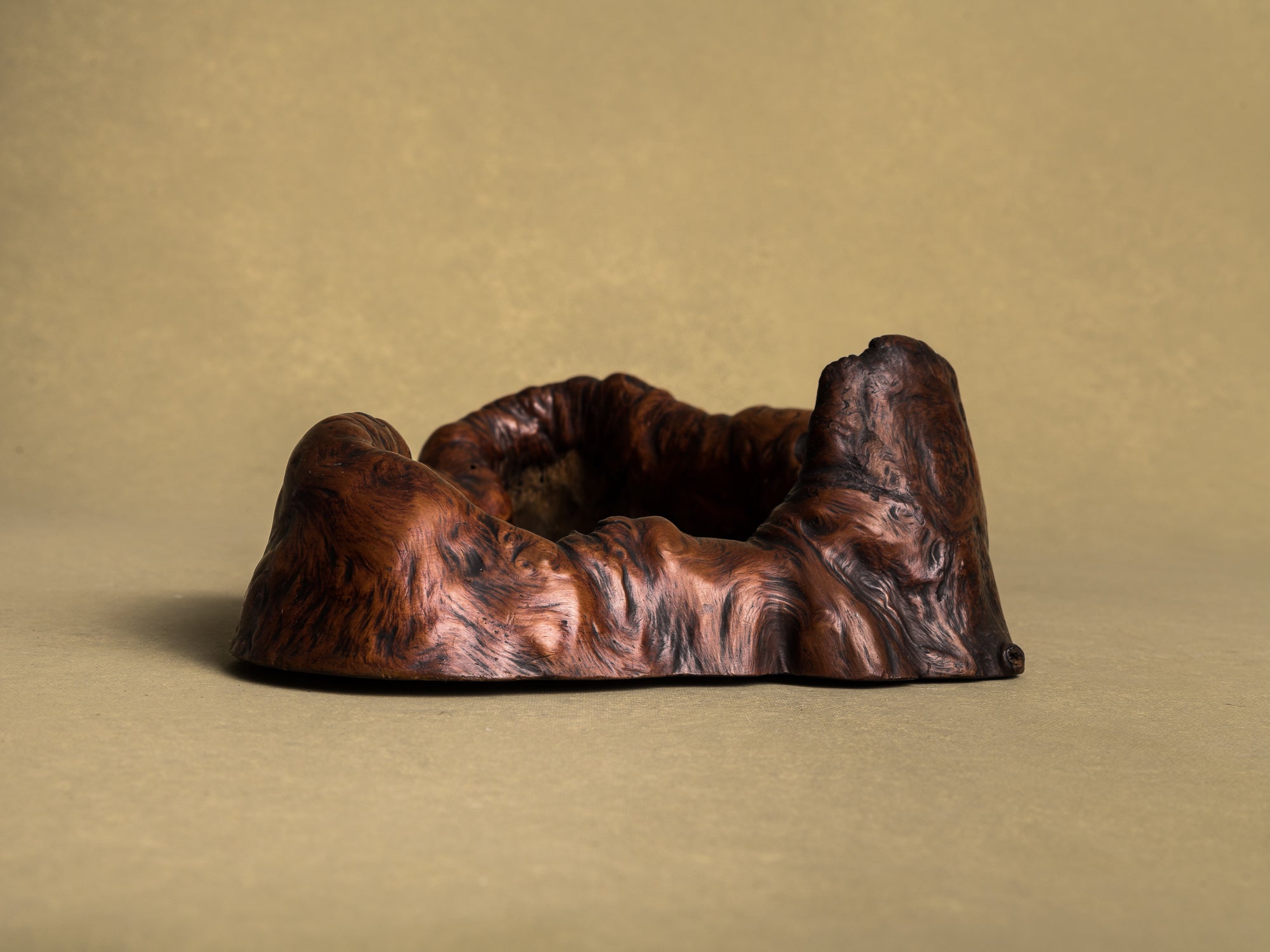 Coupe hibachi / tabakobon en bois de Keyaki pour la cérémonie du thé, Japon (vers 1850-80)..Keyaki burl wood hibachi / tabakobon for tea ceremony, Japan (circa 1850-80)