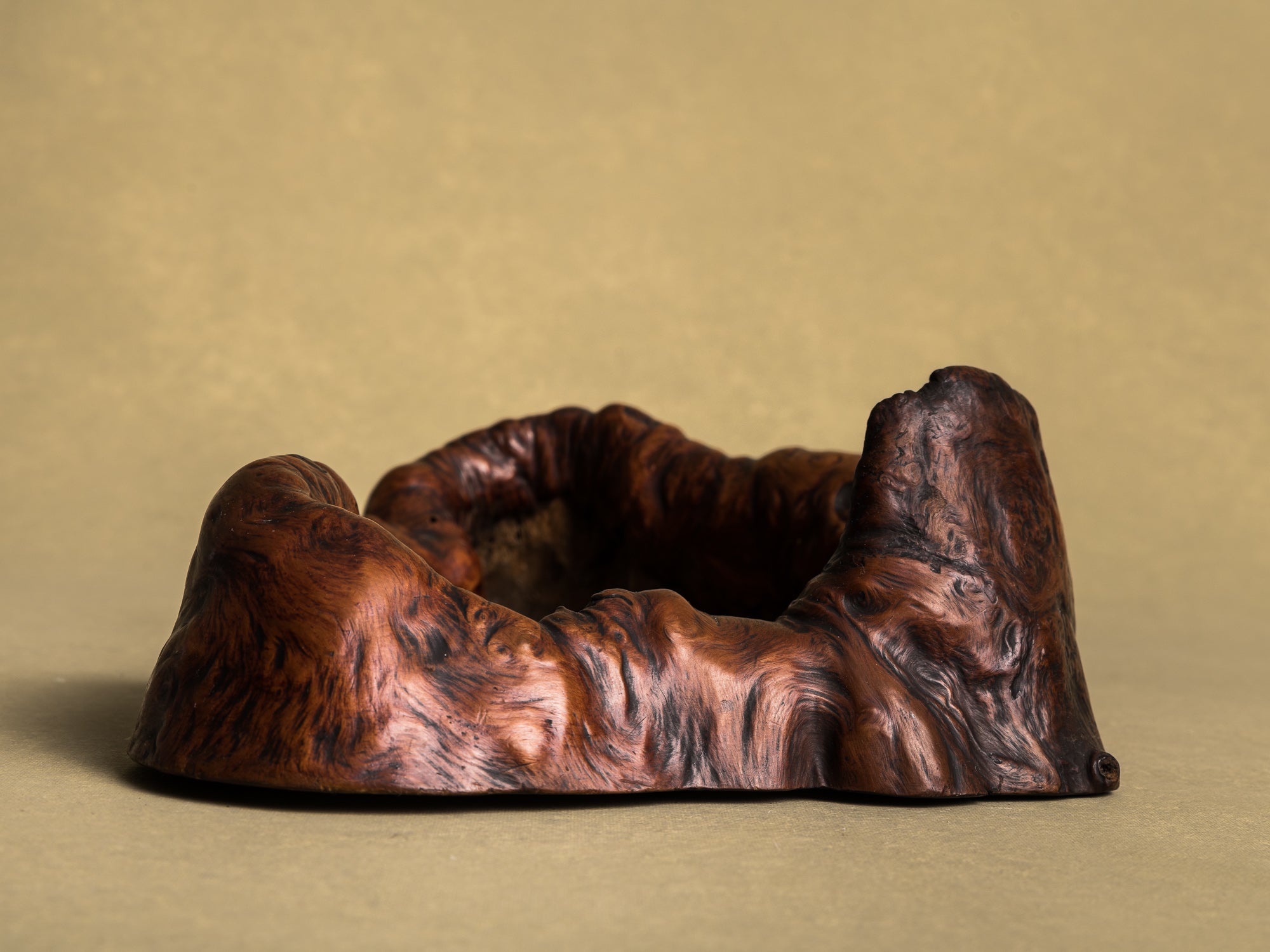Coupe hibachi / tabakobon en bois de Keyaki pour la cérémonie du thé, Japon (vers 1850-80)..Keyaki burl wood hibachi / tabakobon for tea ceremony, Japan (circa 1850-80)