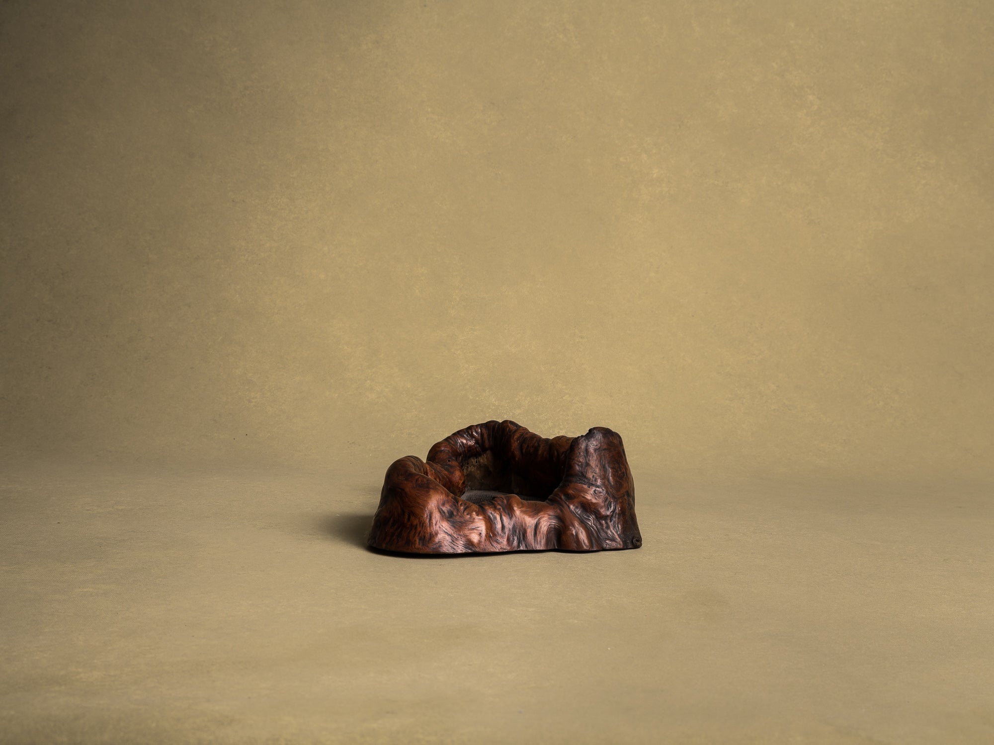 Coupe hibachi / tabakobon en bois de Keyaki pour la cérémonie du thé, Japon (vers 1850-80)..Keyaki burl wood hibachi / tabakobon for tea ceremony, Japan (circa 1850-80)