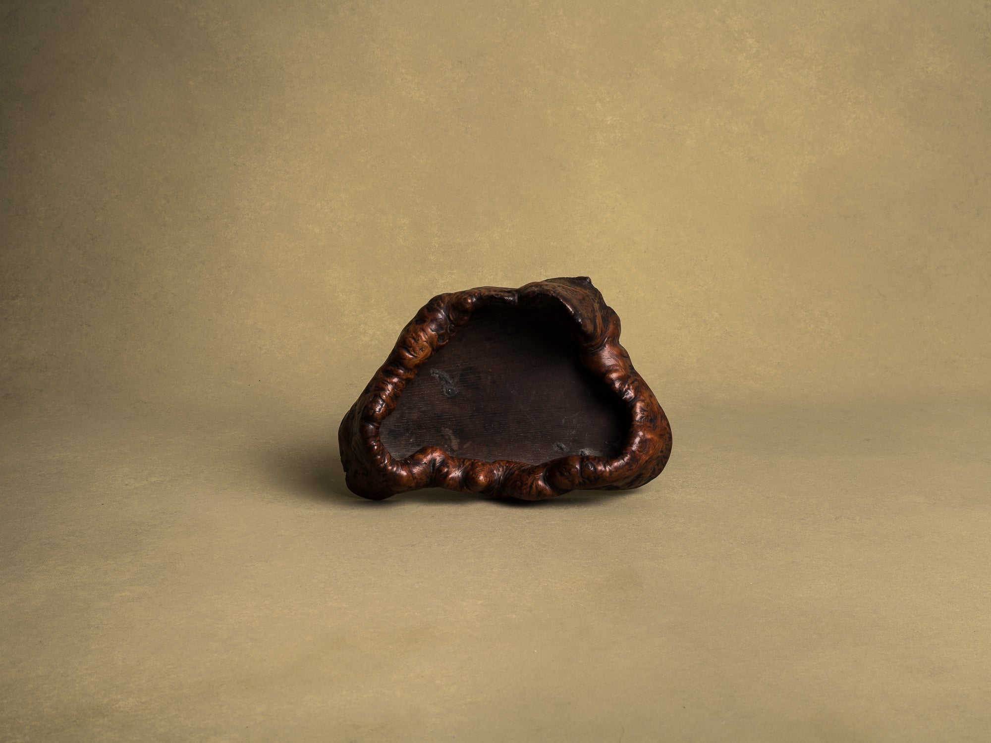 Coupe hibachi / tabakobon en bois de Keyaki pour la cérémonie du thé, Japon (vers 1850-80)..Keyaki burl wood hibachi / tabakobon for tea ceremony, Japan (circa 1850-80)
