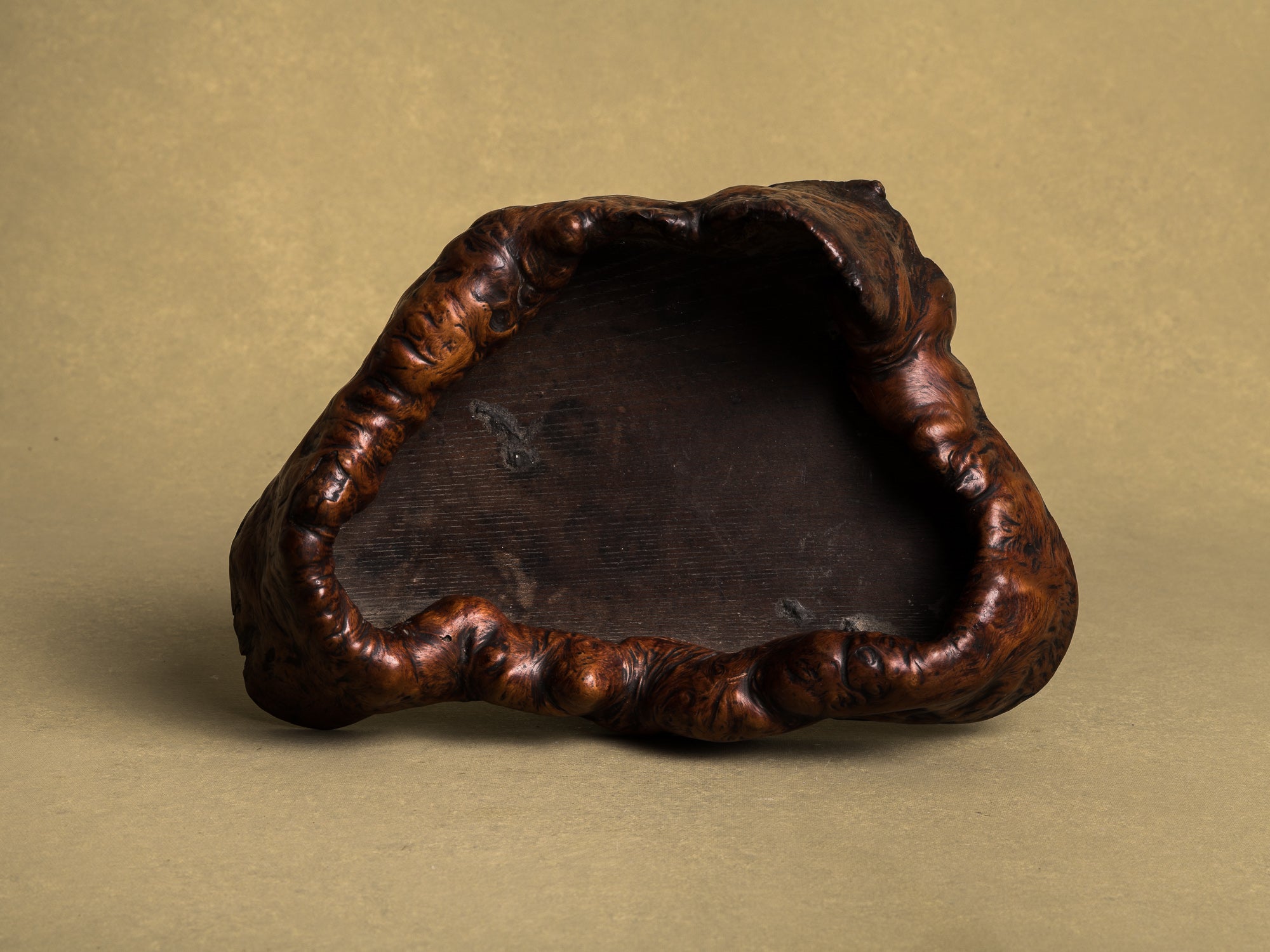 Coupe hibachi / tabakobon en bois de Keyaki pour la cérémonie du thé, Japon (vers 1850-80)..Keyaki burl wood hibachi / tabakobon for tea ceremony, Japan (circa 1850-80)