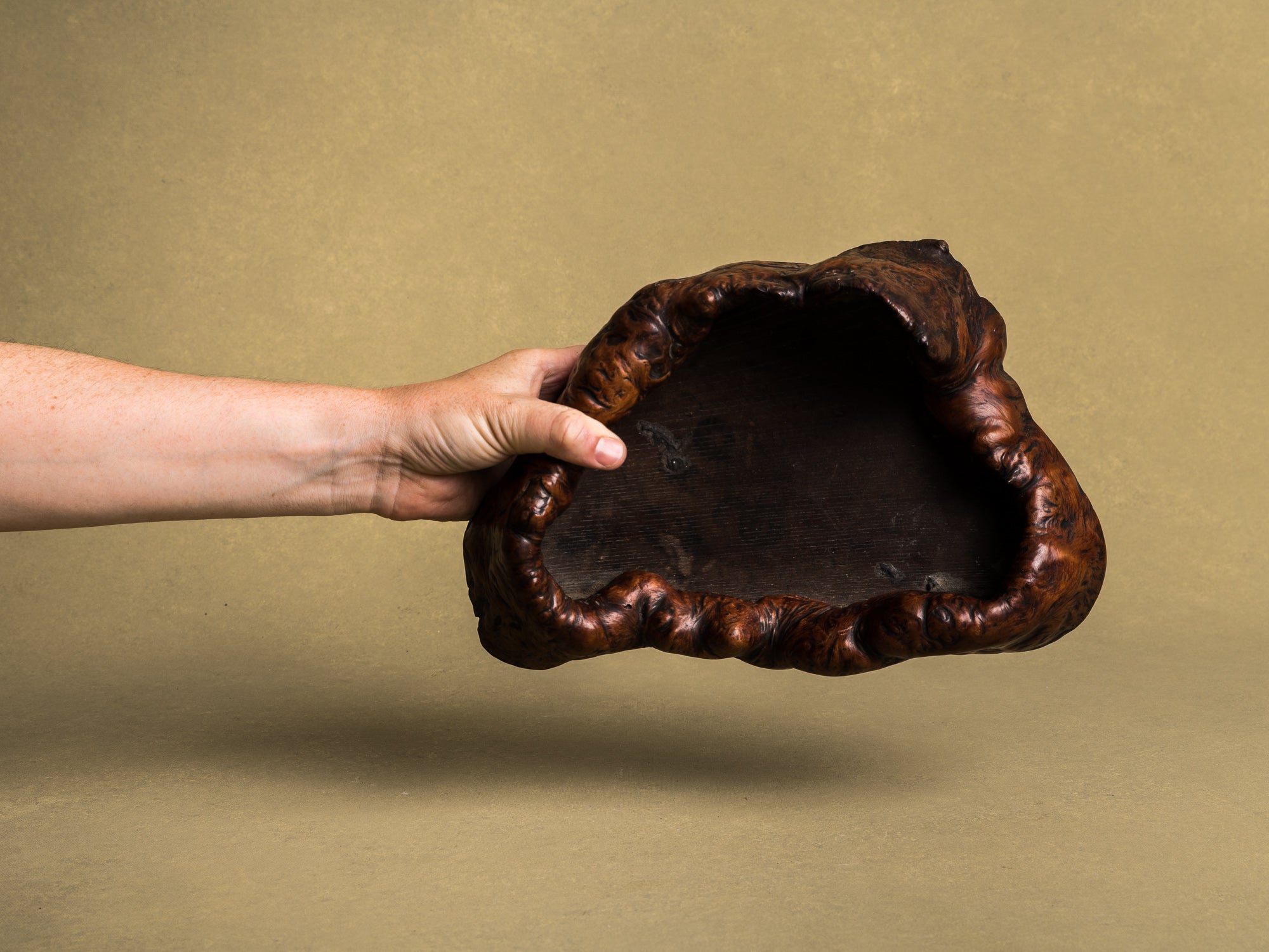 Coupe hibachi / tabakobon en bois de Keyaki pour la cérémonie du thé, Japon (vers 1850-80)..Keyaki burl wood hibachi / tabakobon for tea ceremony, Japan (circa 1850-80)