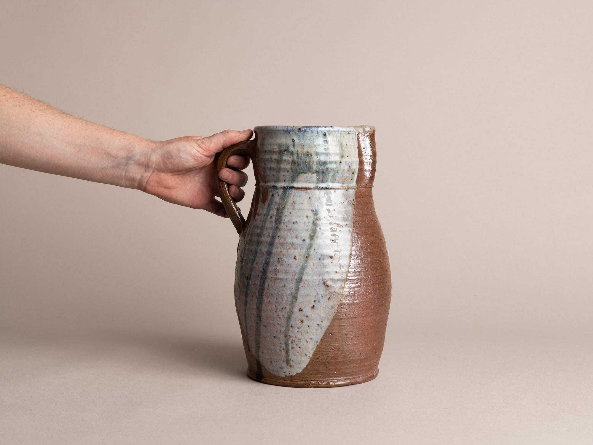 Rare pichet de Claude Varlan & Brigitte Pénicaud, France (vers 1978)..Stoneware pitcher / vase by Claude Varlan & Brigitte Pénicaud, France (around 1978)