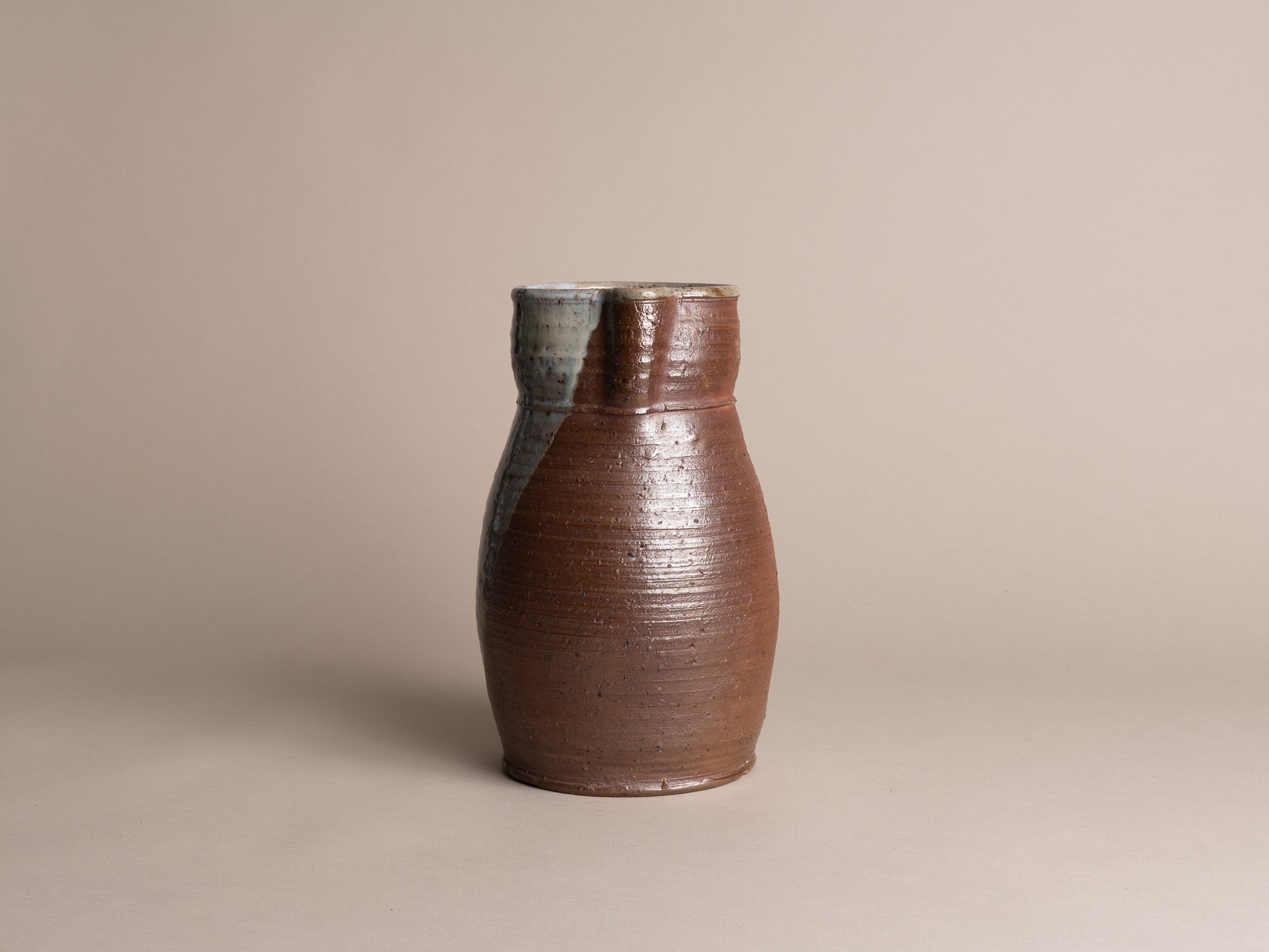 Rare pichet de Claude Varlan & Brigitte Pénicaud, France (vers 1978)..Stoneware pitcher / vase by Claude Varlan & Brigitte Pénicaud, France (around 1978)
