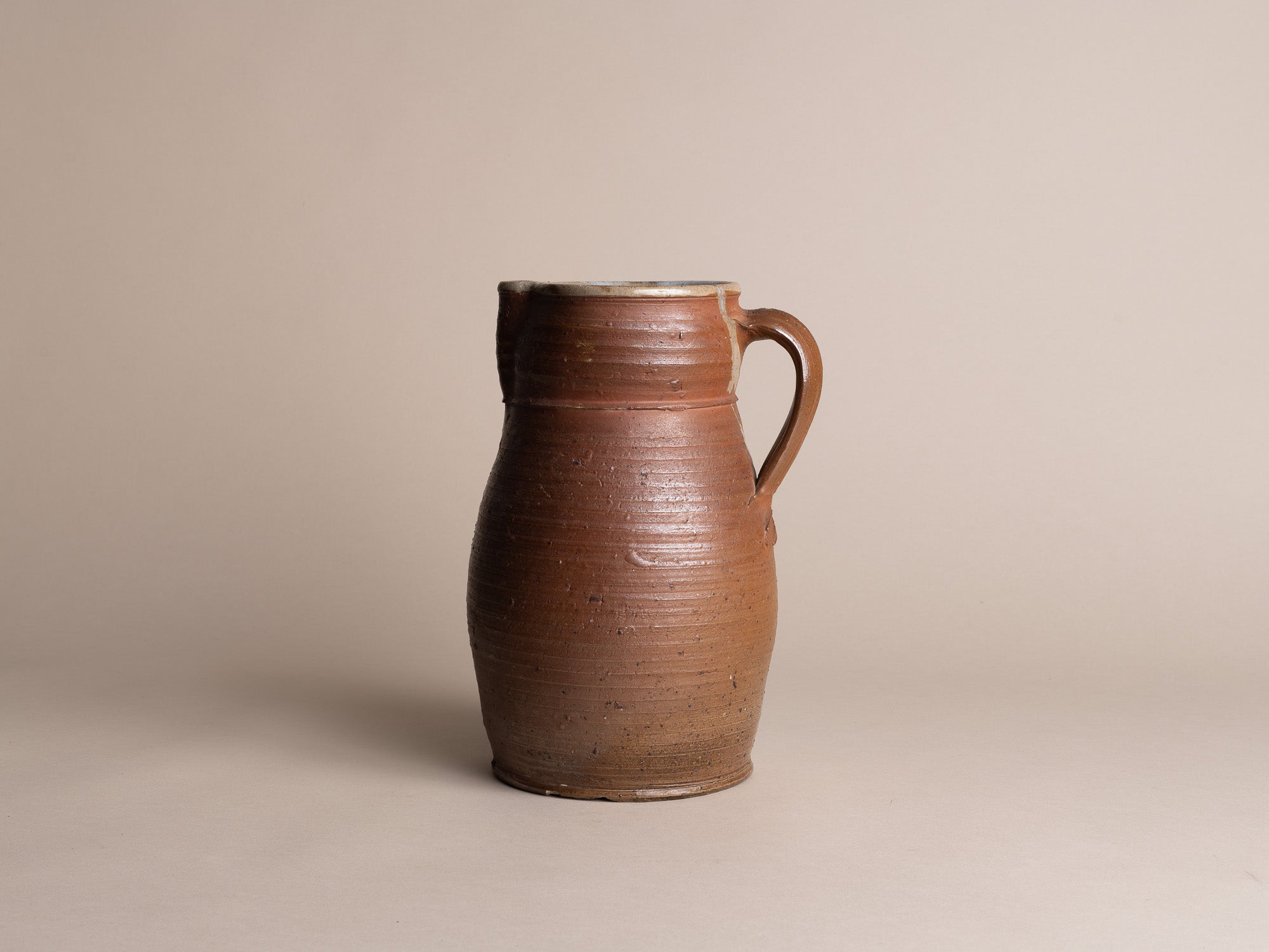 Rare pichet de Claude Varlan & Brigitte Pénicaud, France (vers 1978)..Stoneware pitcher / vase by Claude Varlan & Brigitte Pénicaud, France (around 1978)