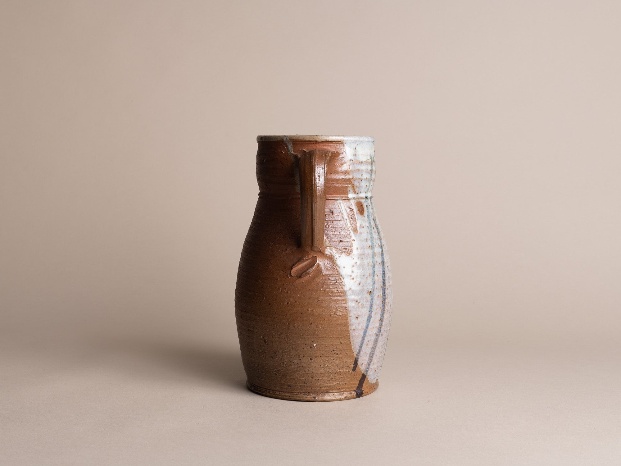Rare pichet de Claude Varlan & Brigitte Pénicaud, France (vers 1978)..Stoneware pitcher / vase by Claude Varlan & Brigitte Pénicaud, France (around 1978)