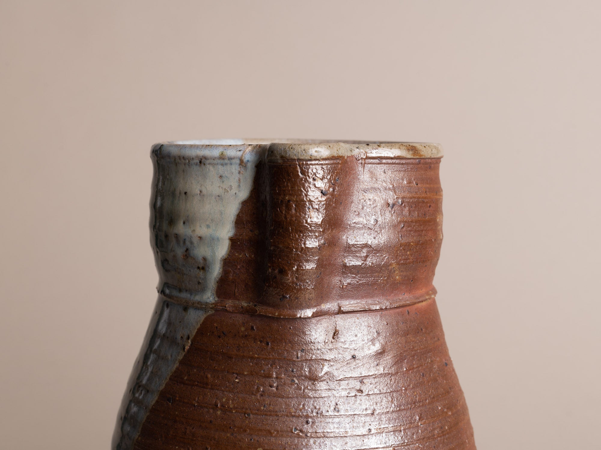Rare pichet de Claude Varlan & Brigitte Pénicaud, France (vers 1978)..Stoneware pitcher / vase by Claude Varlan & Brigitte Pénicaud, France (around 1978)