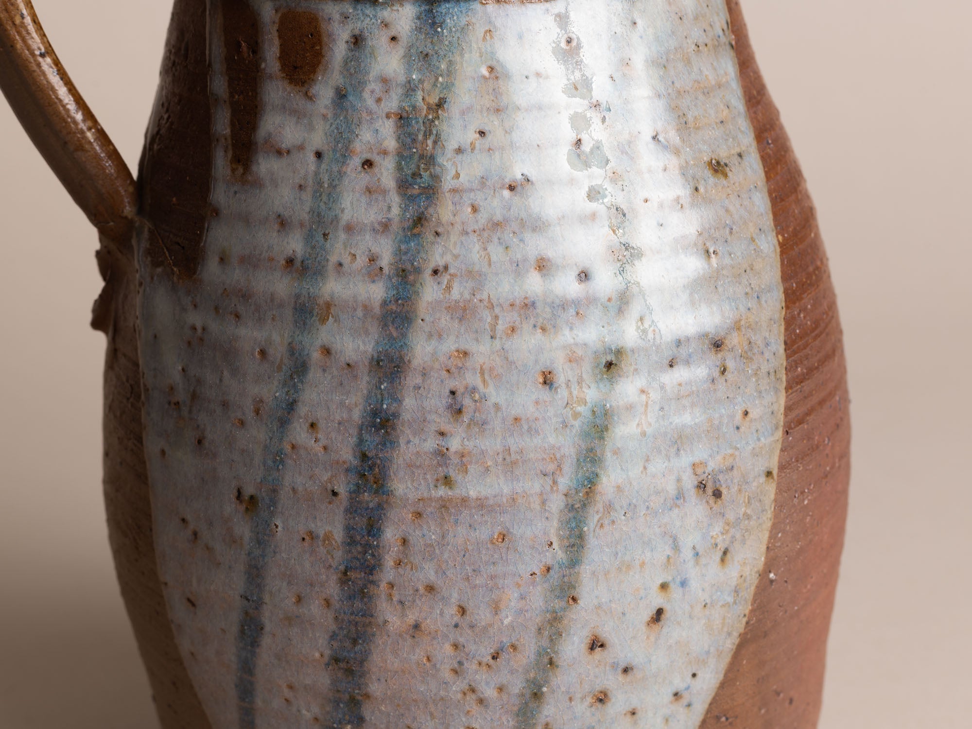 Rare pichet de Claude Varlan & Brigitte Pénicaud, France (vers 1978)..Stoneware pitcher / vase by Claude Varlan & Brigitte Pénicaud, France (around 1978)
