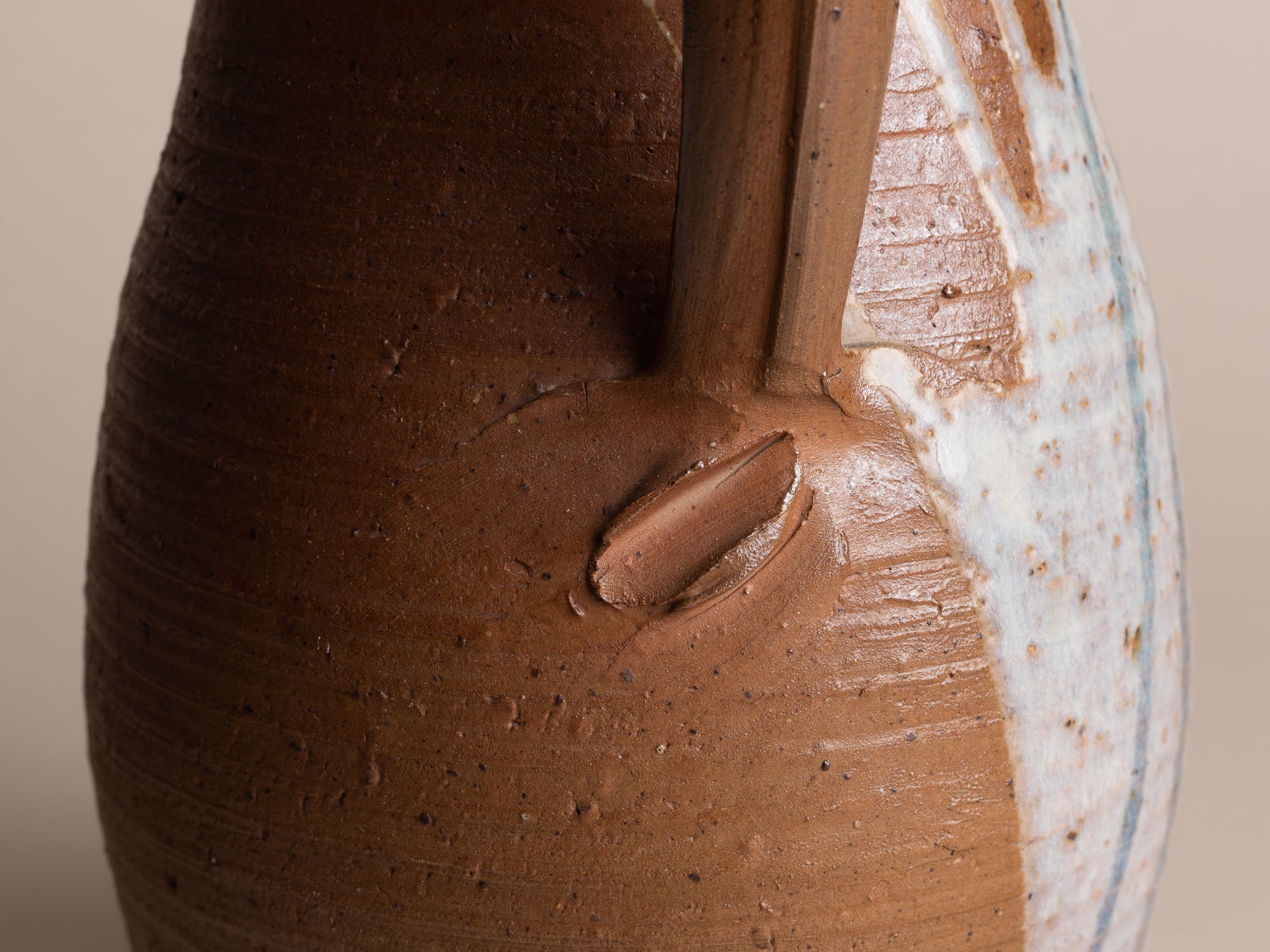 Rare pichet de Claude Varlan & Brigitte Pénicaud, France (vers 1978)..Stoneware pitcher / vase by Claude Varlan & Brigitte Pénicaud, France (around 1978)