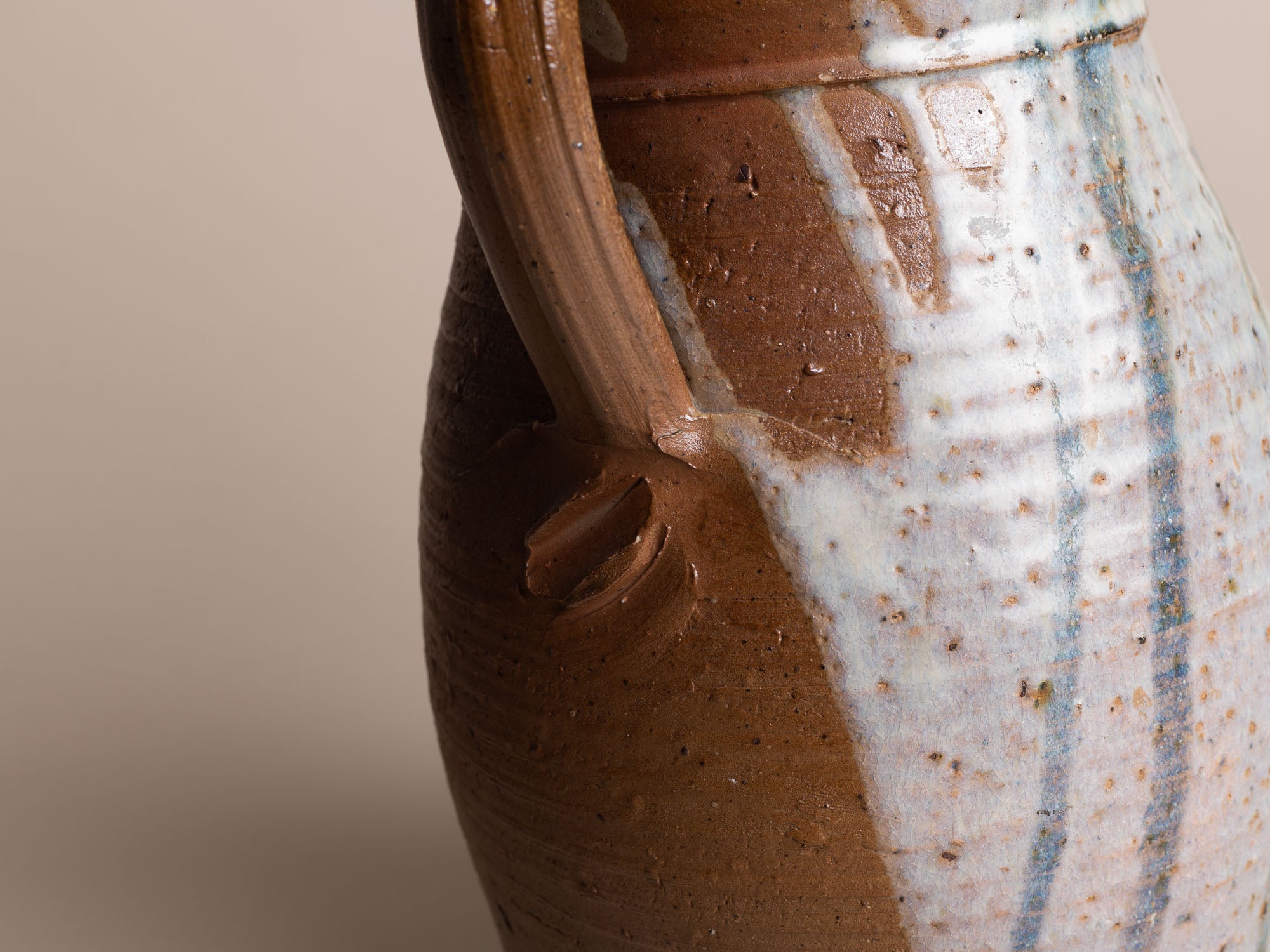 Rare pichet de Claude Varlan & Brigitte Pénicaud, France (vers 1978)..Stoneware pitcher / vase by Claude Varlan & Brigitte Pénicaud, France (around 1978)