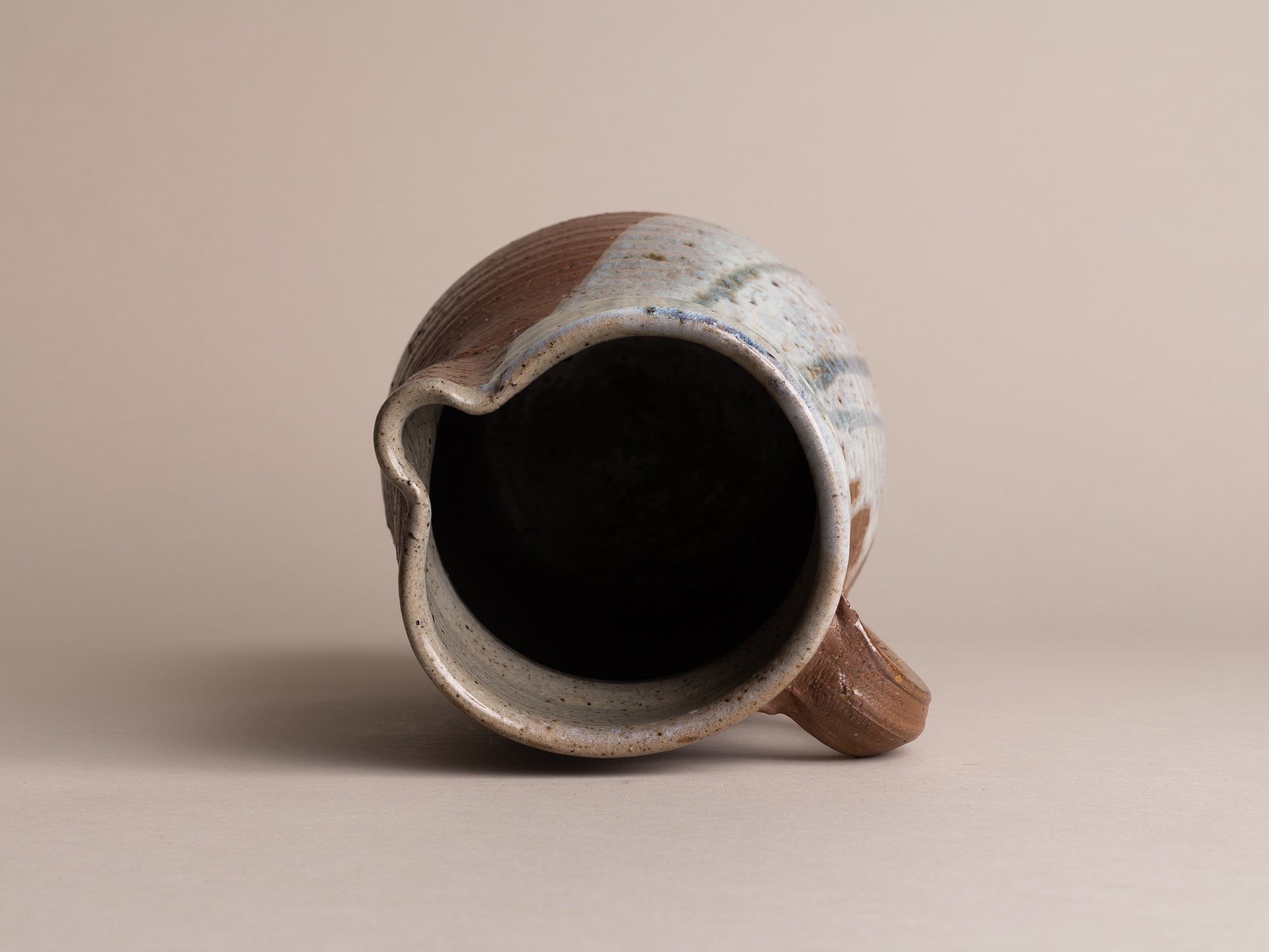 Rare pichet de Claude Varlan & Brigitte Pénicaud, France (vers 1978)..Stoneware pitcher / vase by Claude Varlan & Brigitte Pénicaud, France (around 1978)