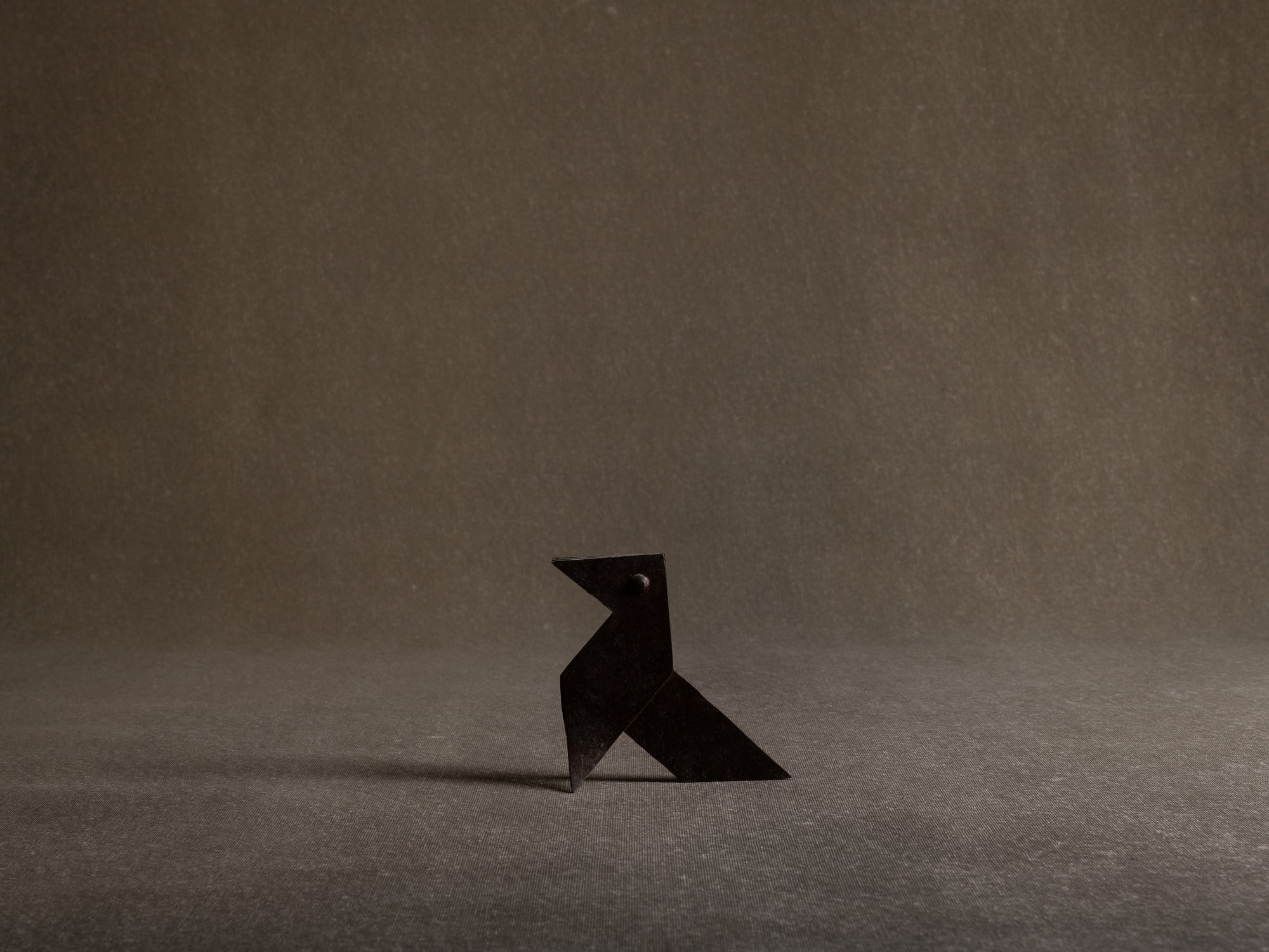 Cocotte "oiseau" en fer battu, travail populaire, France (années 1950)..Zoomorphic sculptural origami, iron popular work, France (1950s)