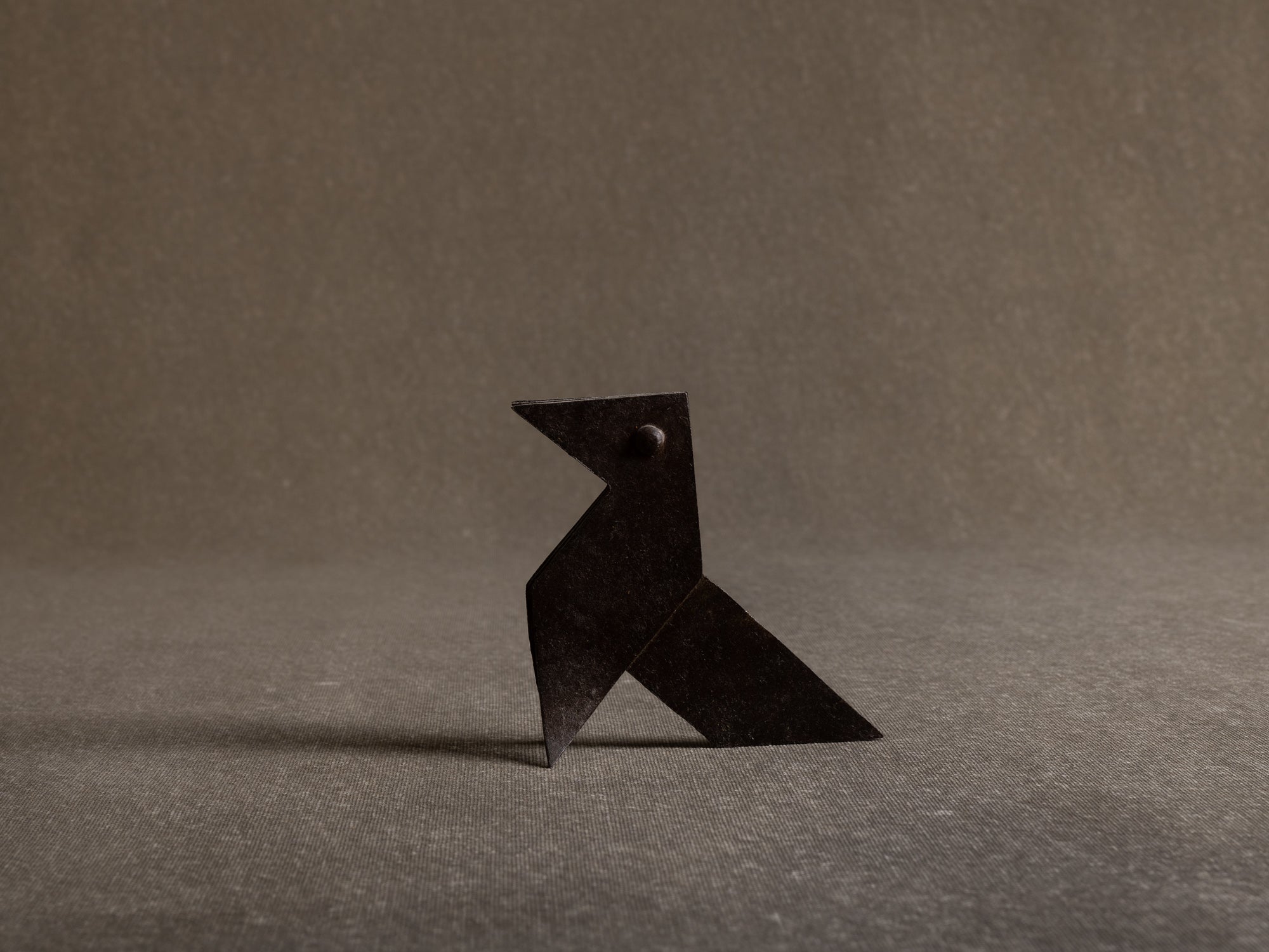 Cocotte "oiseau" en fer battu, travail populaire, France (années 1950)..Zoomorphic sculptural origami, iron popular work, France (1950s)
