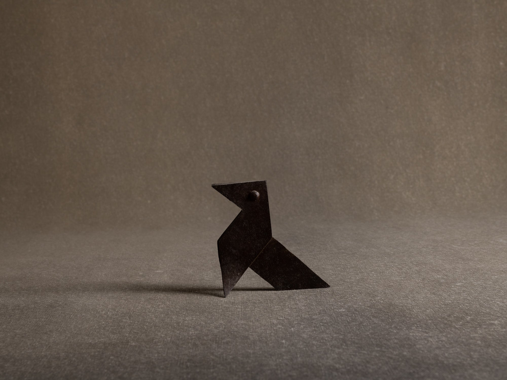 Cocotte "oiseau" en fer battu, travail populaire, France (années 1950)..Zoomorphic sculptural origami, iron popular work, France (1950s)