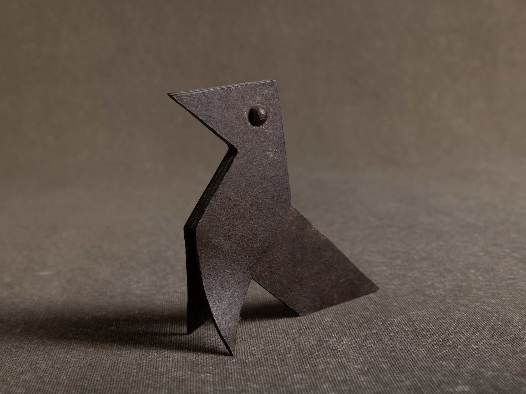 Cocotte "oiseau" en fer battu, travail populaire, France (années 1950)..Zoomorphic sculptural origami, iron popular work, France (1950s)
