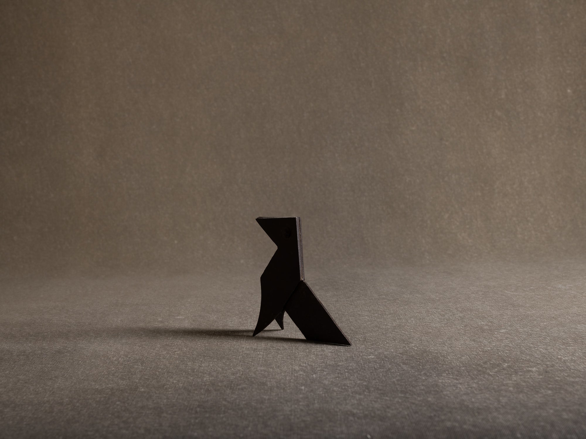 Cocotte "oiseau" en fer battu, travail populaire, France (années 1950)..Zoomorphic sculptural origami, iron popular work, France (1950s)