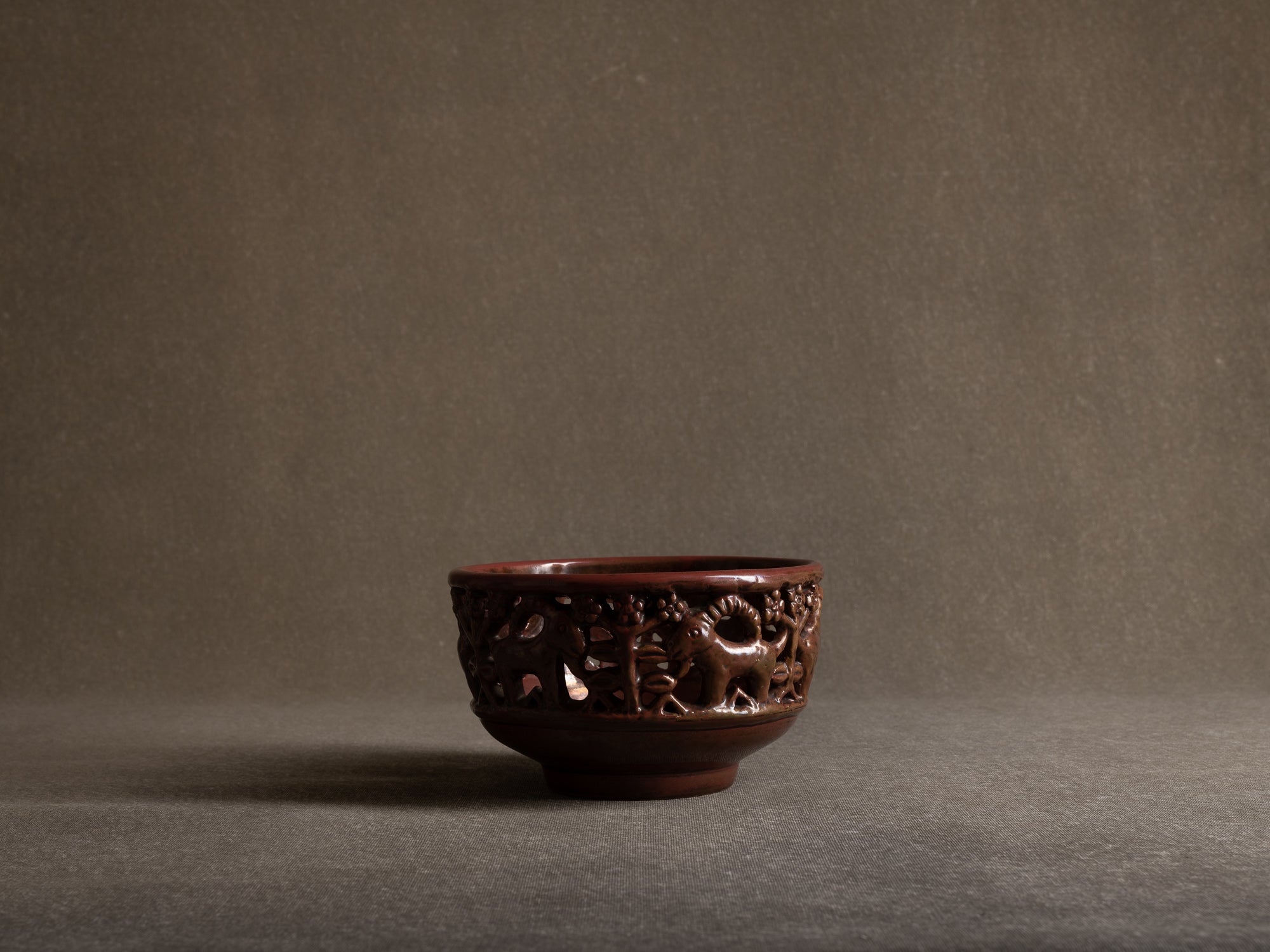 Coupe à décor de cervidés par Lauritz Hjorth, Danemark (vers 1910)..Sculptural bowl by Lauritz Hjorth, Denmark (ca. 1910)