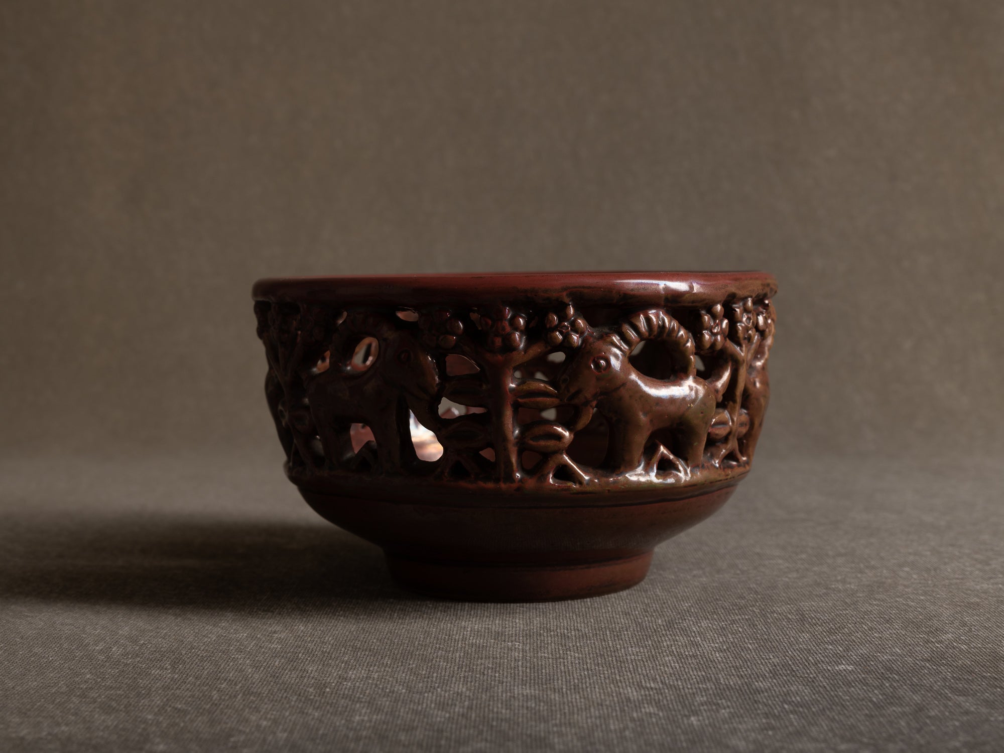 Coupe à décor de cervidés par Lauritz Hjorth, Danemark (vers 1910)..Sculptural bowl by Lauritz Hjorth, Denmark (ca. 1910)