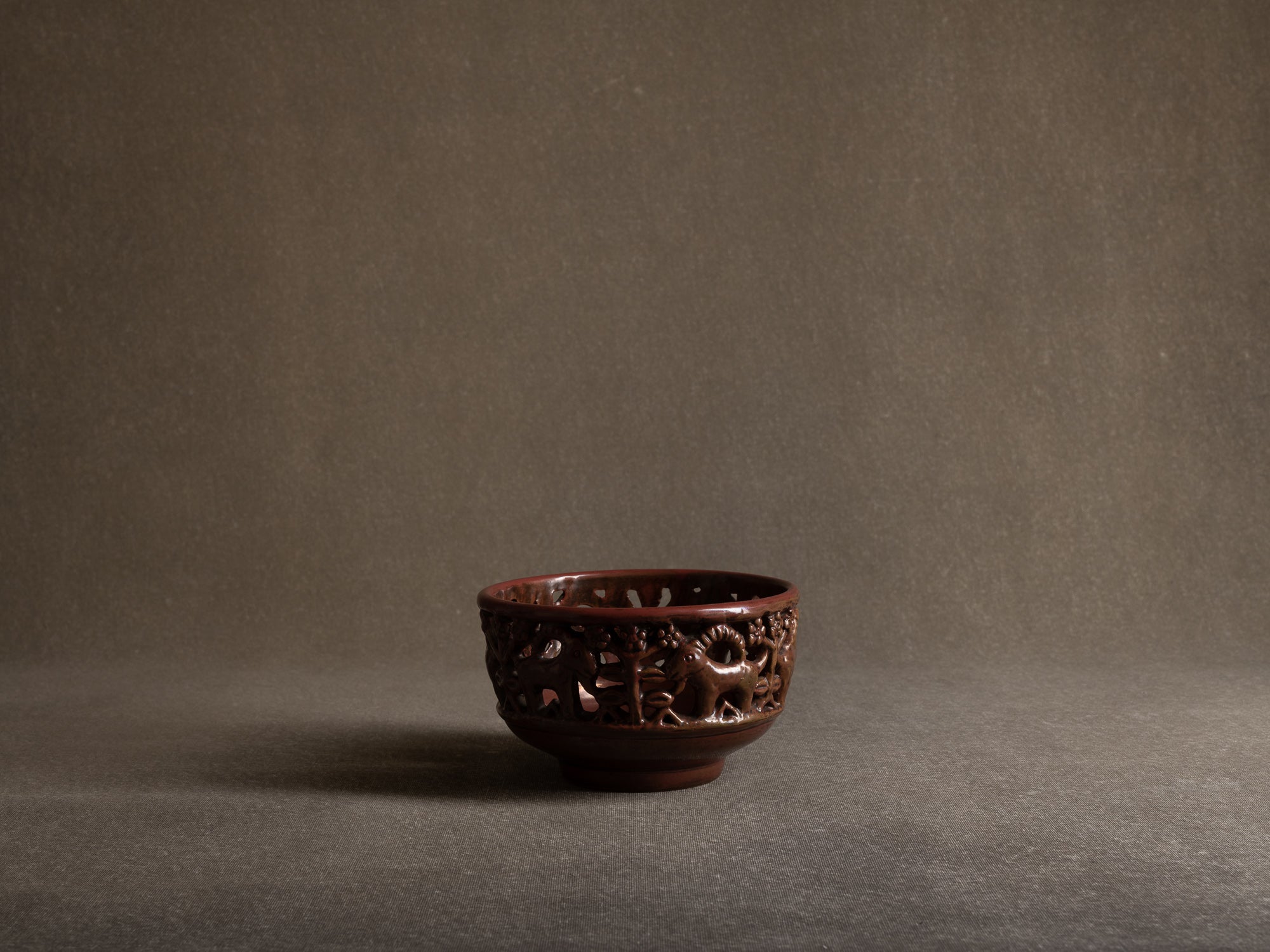 Coupe à décor de cervidés par Lauritz Hjorth, Danemark (vers 1910)..Sculptural bowl by Lauritz Hjorth, Denmark (ca. 1910)