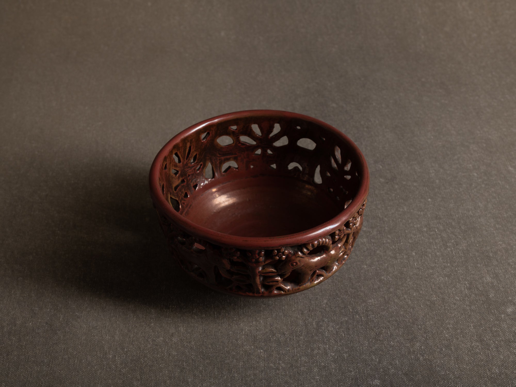 Coupe à décor de cervidés par Lauritz Hjorth, Danemark (vers 1910)..Sculptural bowl by Lauritz Hjorth, Denmark (ca. 1910)