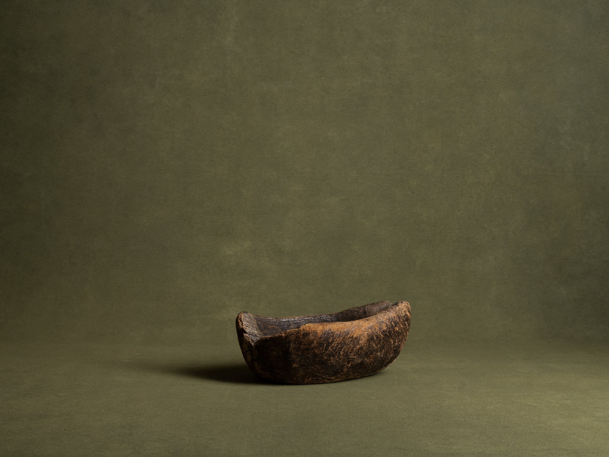 Coupe / écuelle monoxyle normande en noyer, art paysan, France (Fin XVIIIe/ début XIXe siècle)..Free form carved Norman wooden bowl, Peasant art, France (Late 18th / early 19th century)