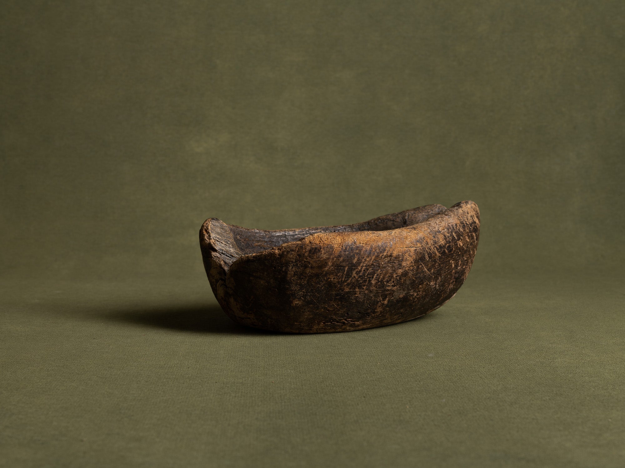 Coupe / écuelle monoxyle normande en noyer, art paysan, France (Fin XVIIIe/ début XIXe siècle)..Free form carved Norman wooden bowl, Peasant art, France (Late 18th / early 19th century)