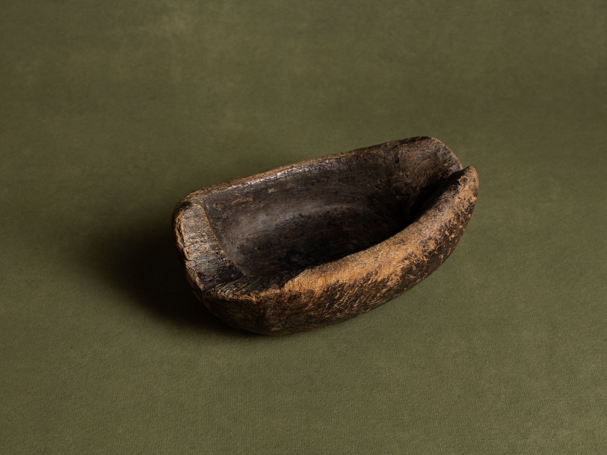 Coupe / écuelle monoxyle normande en noyer, art paysan, France (Fin XVIIIe/ début XIXe siècle)..Free form carved Norman wooden bowl, Peasant art, France (Late 18th / early 19th century)