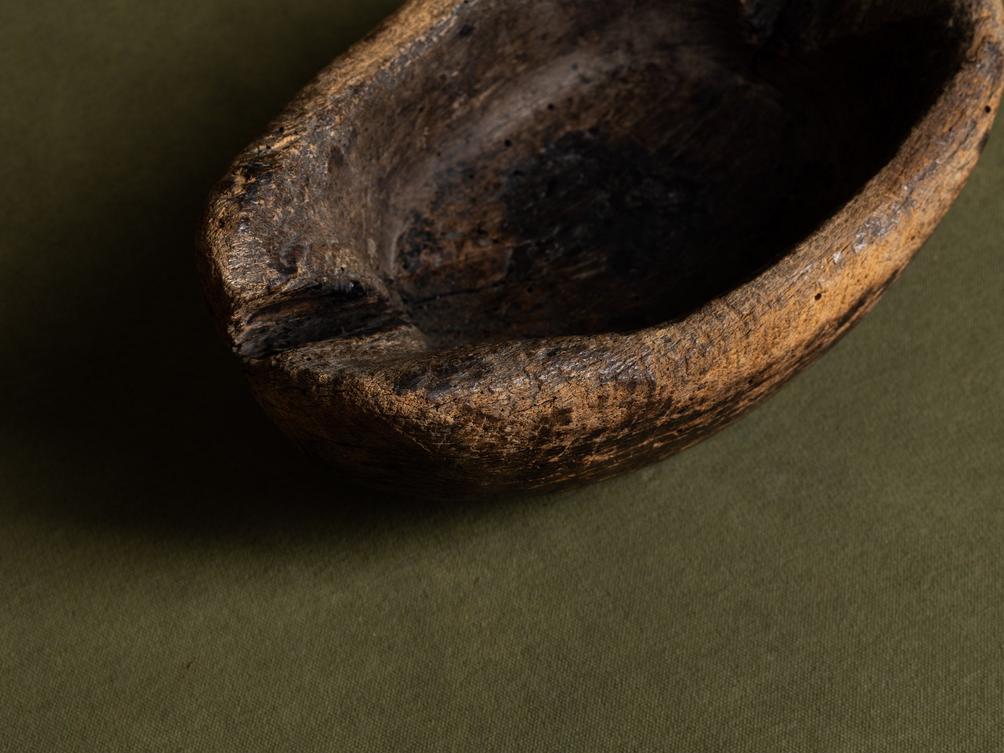 Coupe / écuelle monoxyle normande en noyer, art paysan, France (Fin XVIIIe/ début XIXe siècle)..Free form carved Norman wooden bowl, Peasant art, France (Late 18th / early 19th century)
