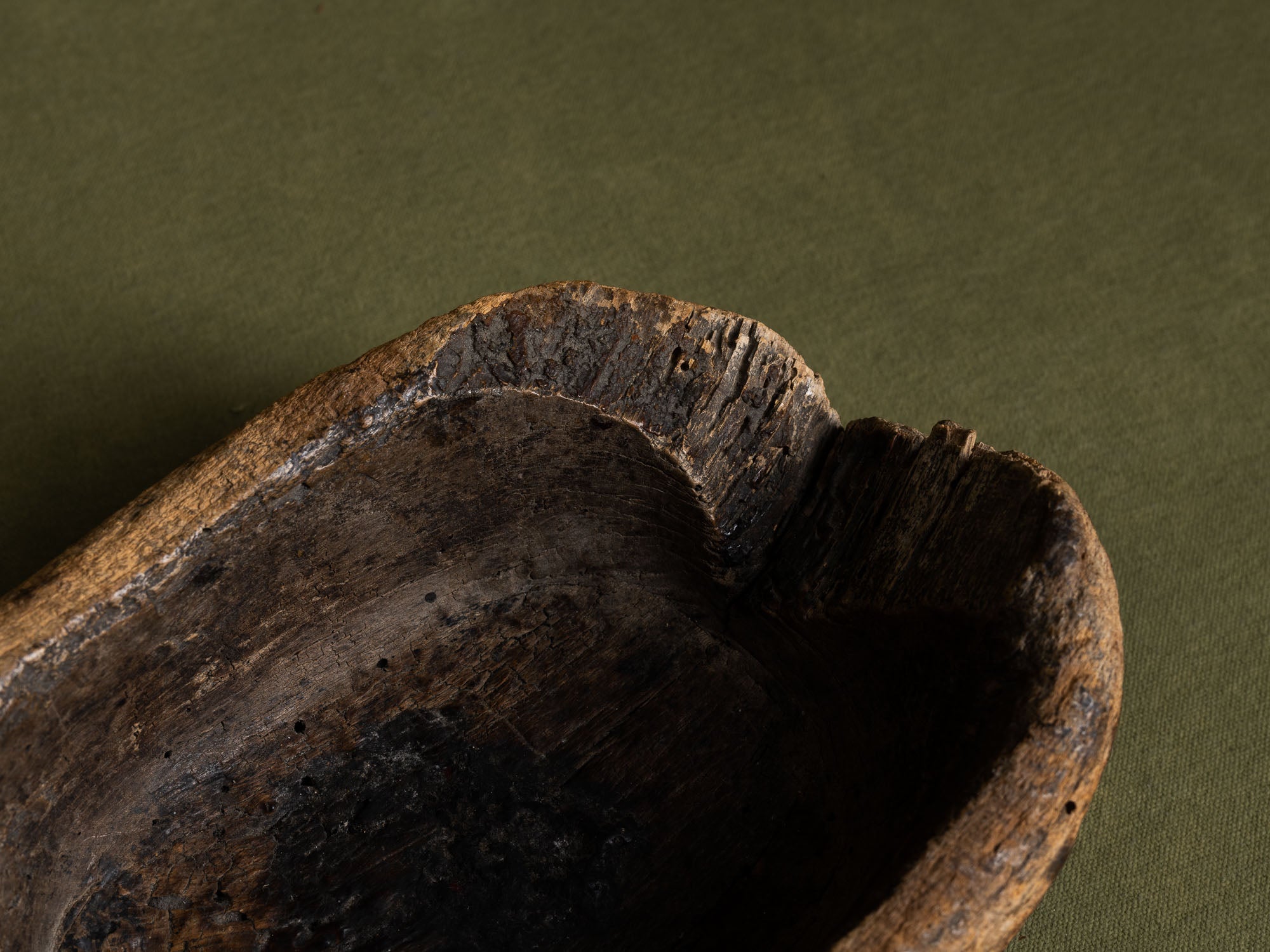 Coupe / écuelle monoxyle normande en noyer, art paysan, France (Fin XVIIIe/ début XIXe siècle)..Free form carved Norman wooden bowl, Peasant art, France (Late 18th / early 19th century)