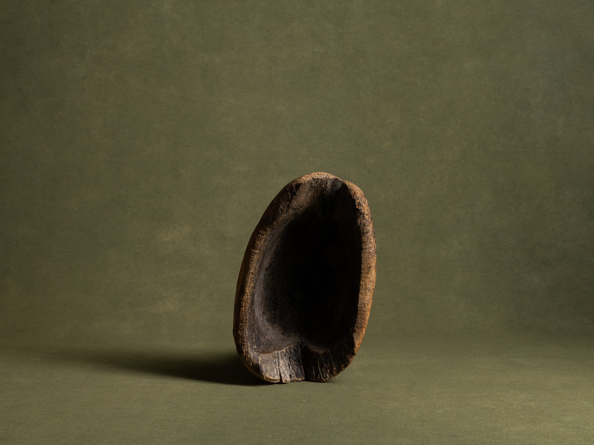 Coupe / écuelle monoxyle normande en noyer, art paysan, France (Fin XVIIIe/ début XIXe siècle)..Free form carved Norman wooden bowl, Peasant art, France (Late 18th / early 19th century)