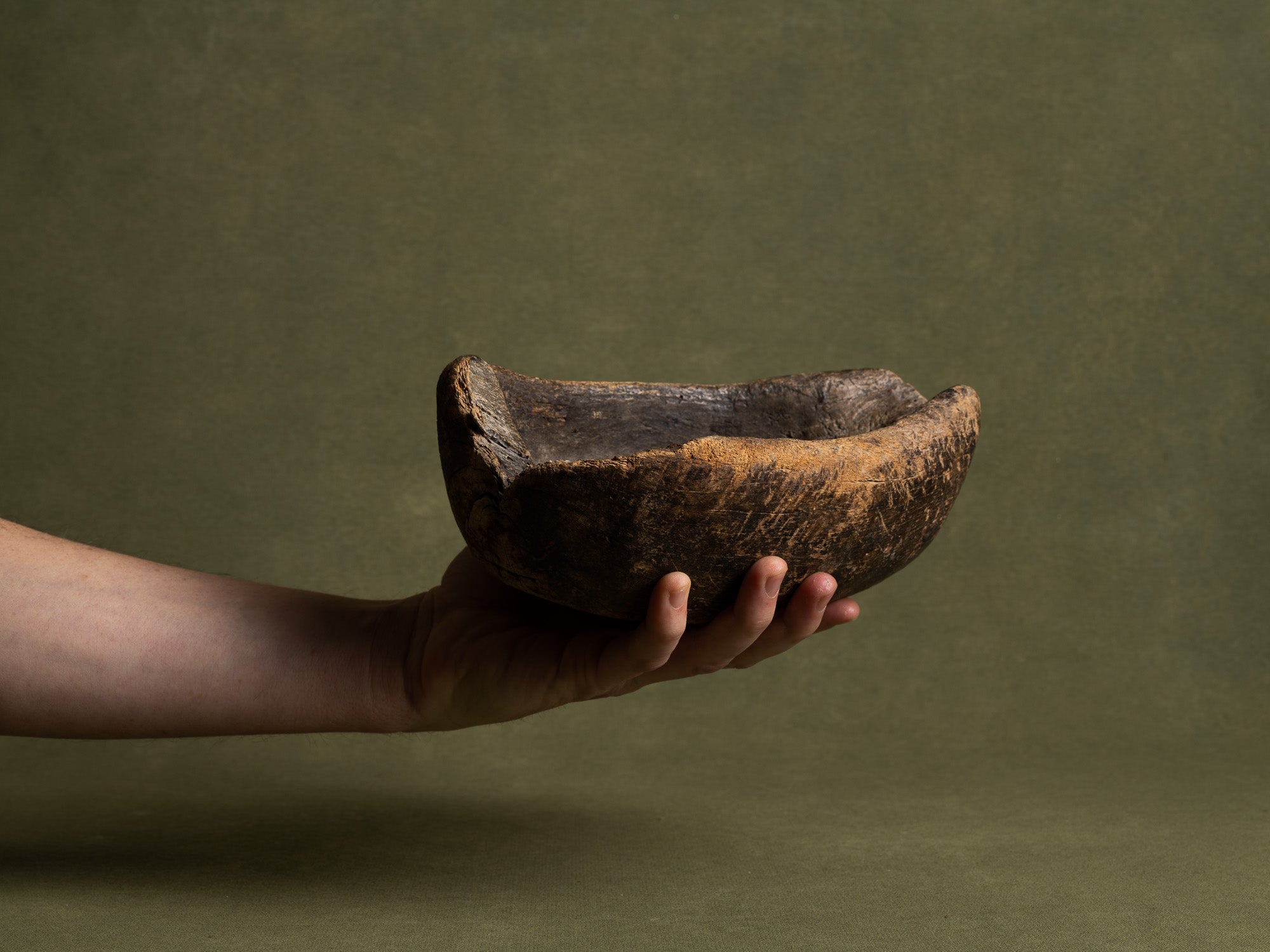 Coupe / écuelle monoxyle normande en noyer, art paysan, France (Fin XVIIIe/ début XIXe siècle)..Free form carved Norman wooden bowl, Peasant art, France (Late 18th / early 19th century)